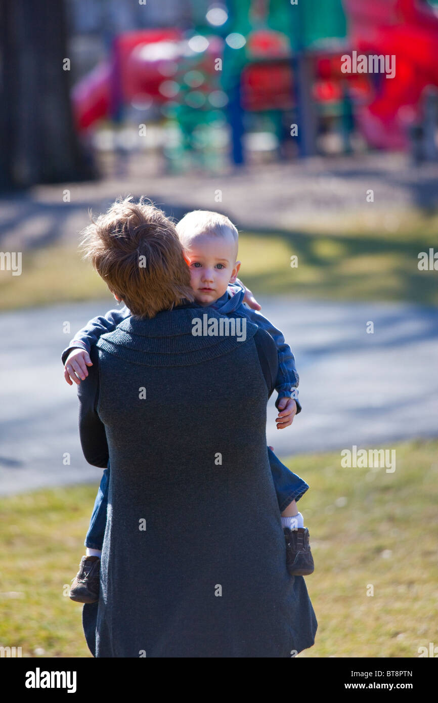 Mutter beruhigend Sohn auf einem Spielplatz in South Orange, New Jersey Stockfoto