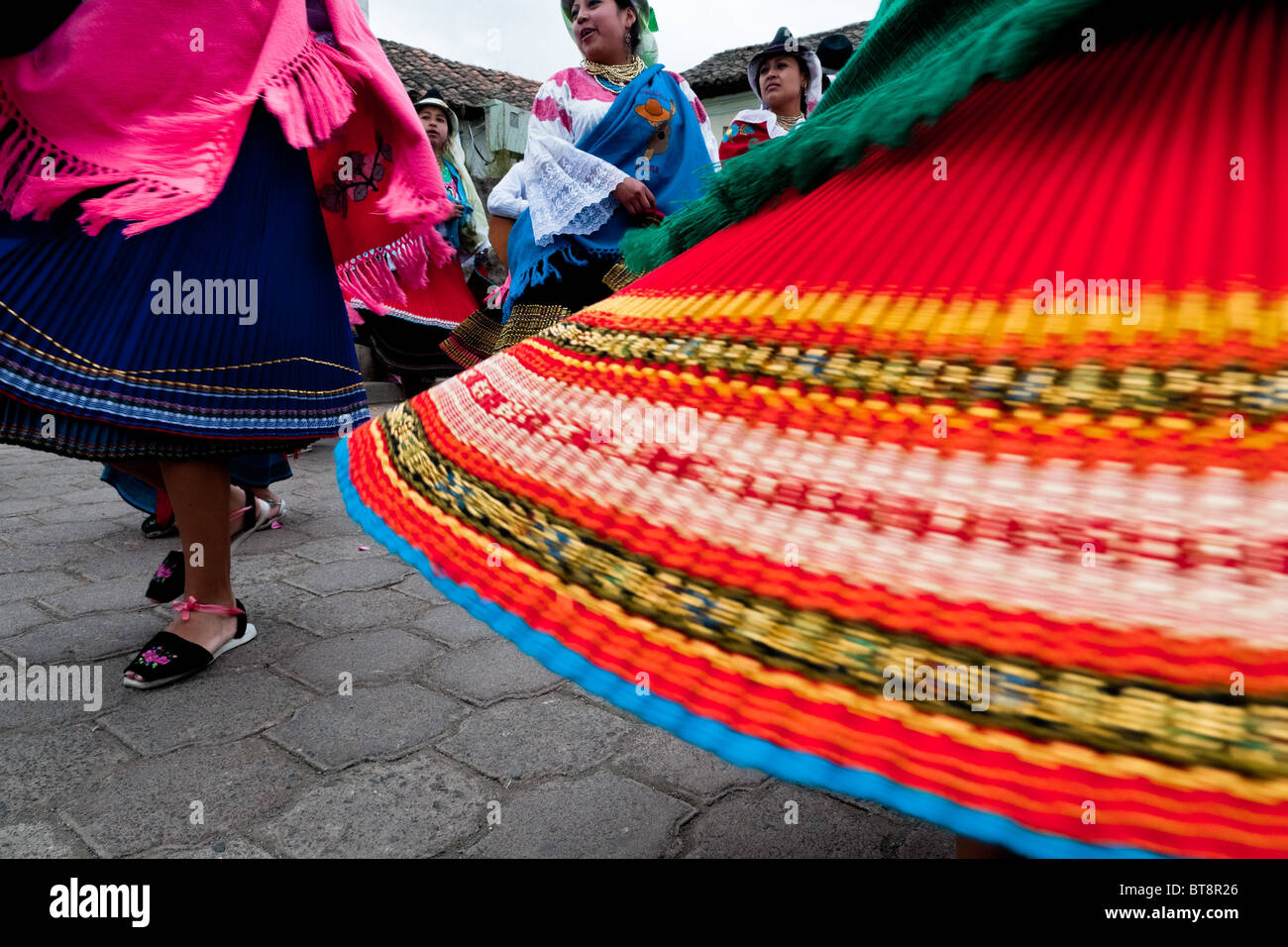 Junge Mädchen, tragen bunte Röcke, Tanz in einer Prozession während der Inti Raymi Fiesta in der Provinz Pichincha, Ecuador. Stockfoto