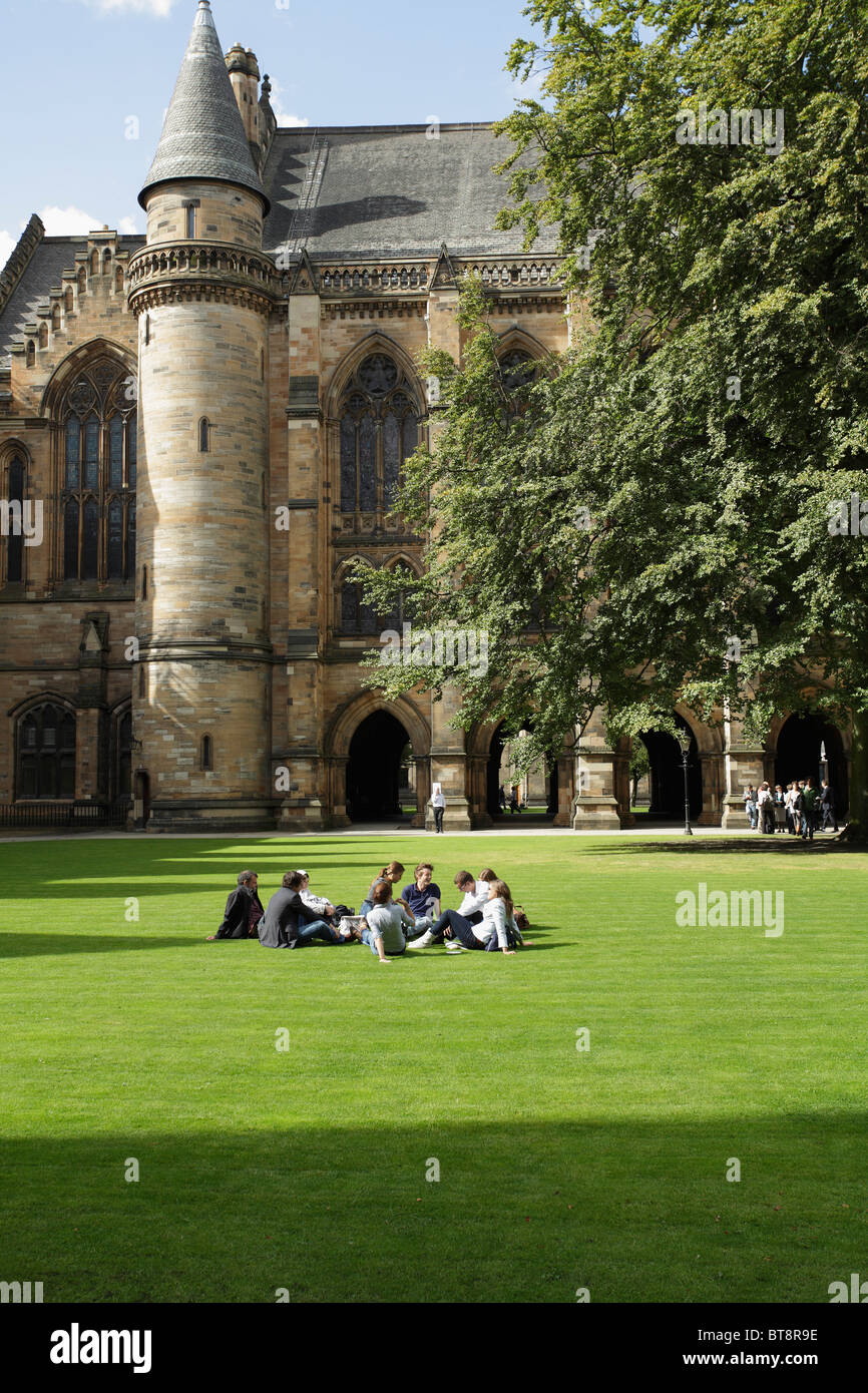 Studenten der University of Glasgow auf dem East Quadrangle Grass, Campus, Schottland, Großbritannien Stockfoto