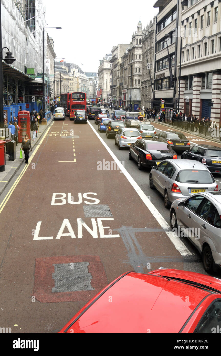 Roten Busspur am Piccadilly, London, UK. Stockfoto