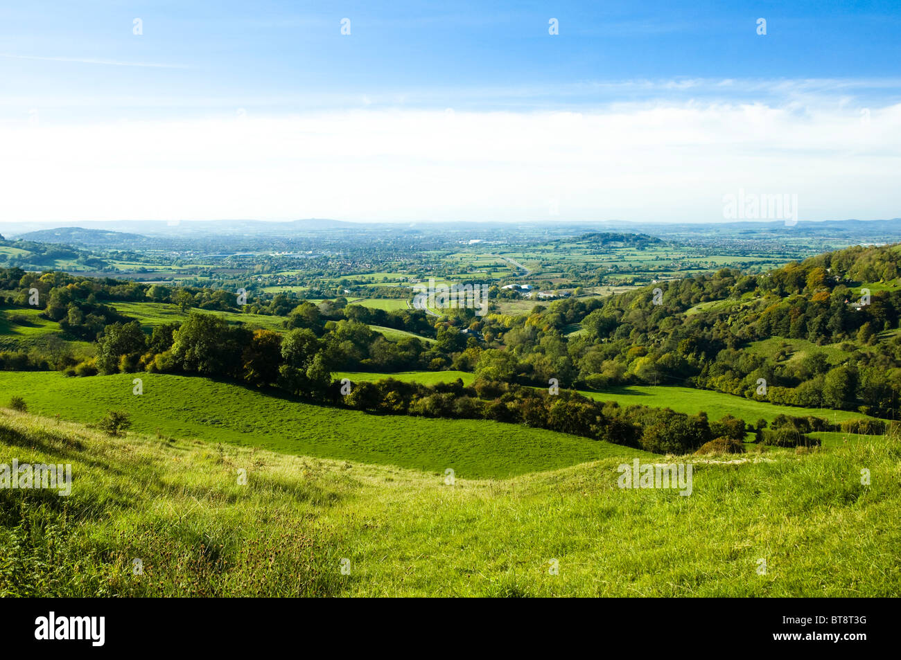 Blick auf die Severn Vale und Churchdown Hügel, von den Cotswold Weg am Barrow Wake, Nr Birdlip, Gloucestershire, Großbritannien. Stockfoto