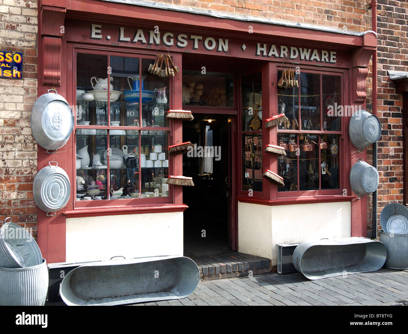 Fassade eine altmodische Hardware-Geschäft an das Black Country Living Museum Dudley West Midlands UK Stockfoto