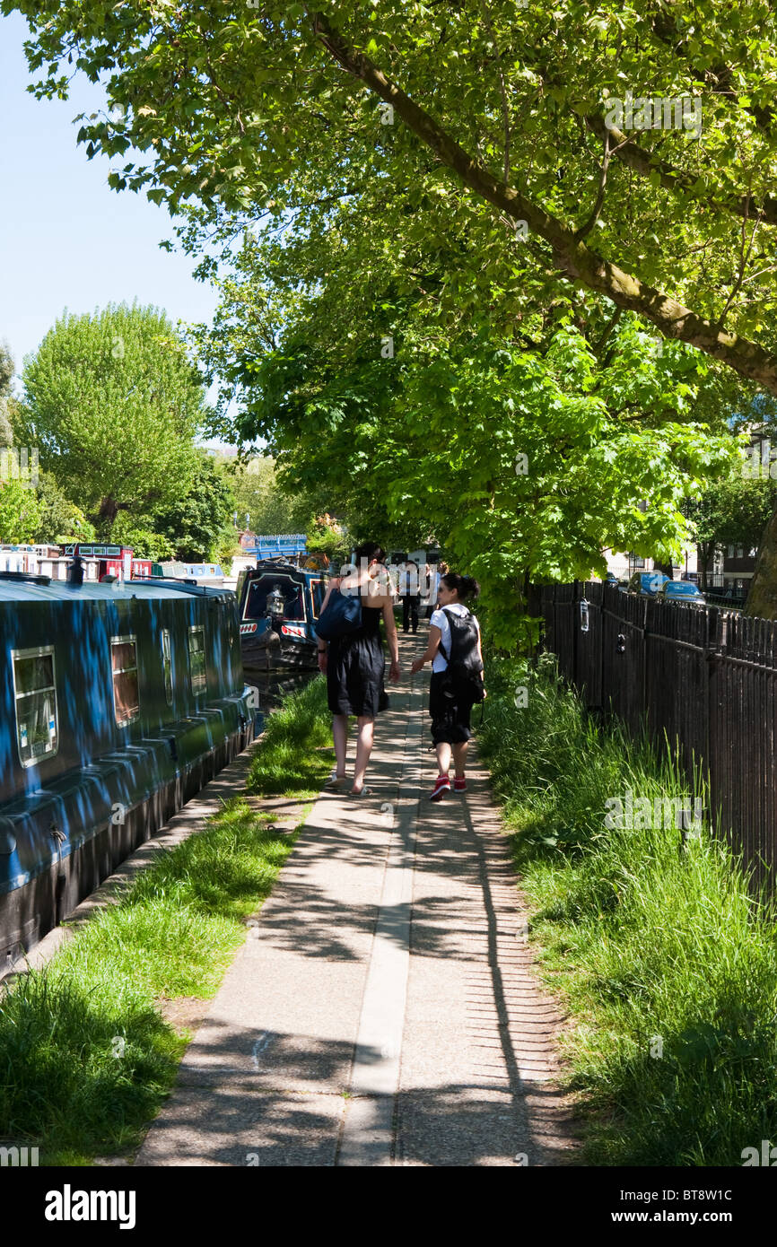 Zwei junge Frauen zu Fuß auf Regent es Canal, London im Mai 2010 Stockfoto