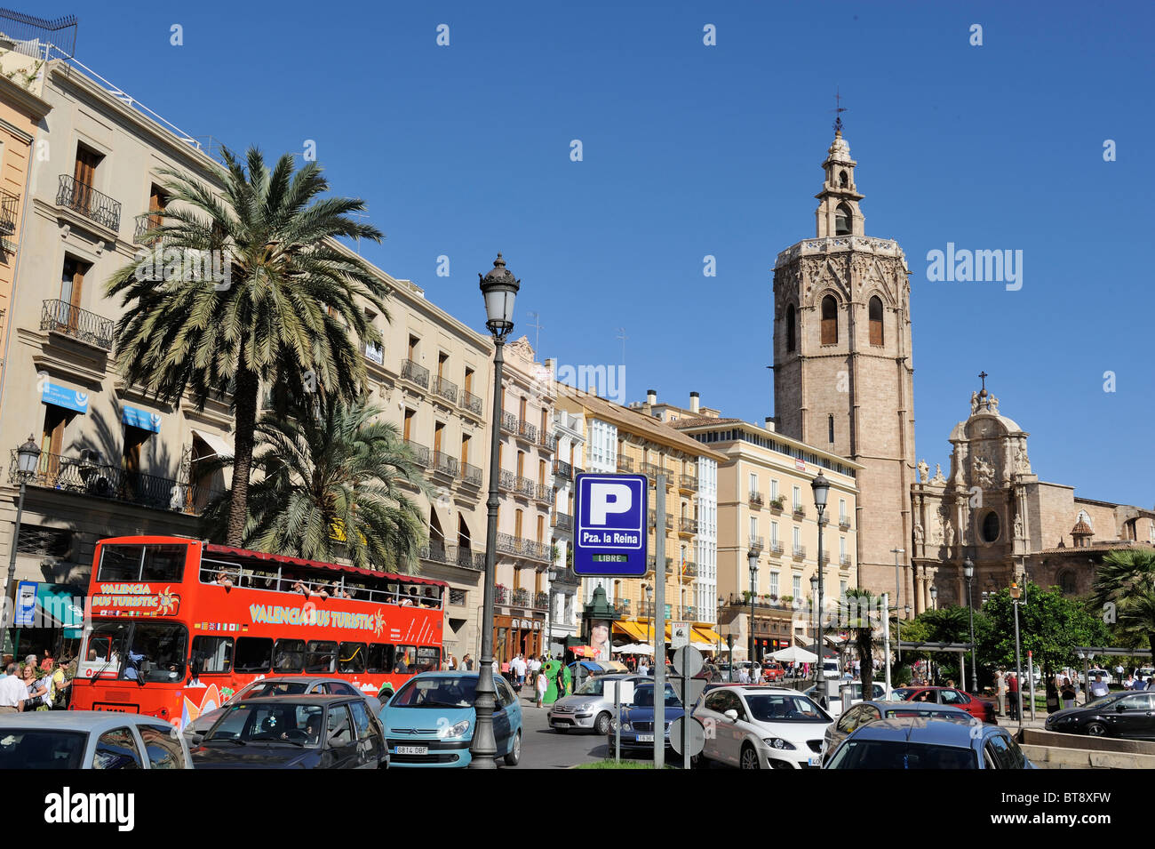 Valencia-Domplatz Tourbus Tourismus Metropolitan Kathedrale Basilica der Annahme von unserer lieben Frau von Valencia in Spanien Stockfoto