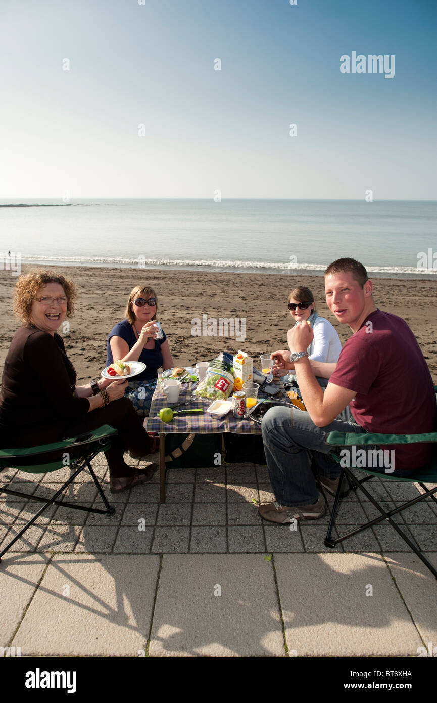 Sonnigen Oktober Nachmittag - wales eine Familie mit einem alfresco Picknick am Meer, Aberystwyth UK Stockfoto