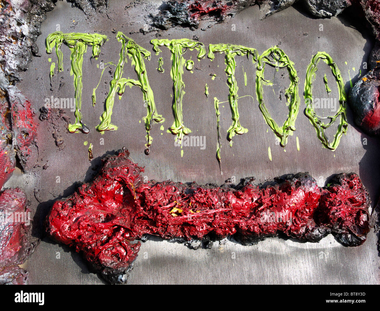 Tattoo Zeichen in grün mit einem roten Richtungspfeil weist uns den Weg ins Studio Ayia Napa Zypern Stockfoto