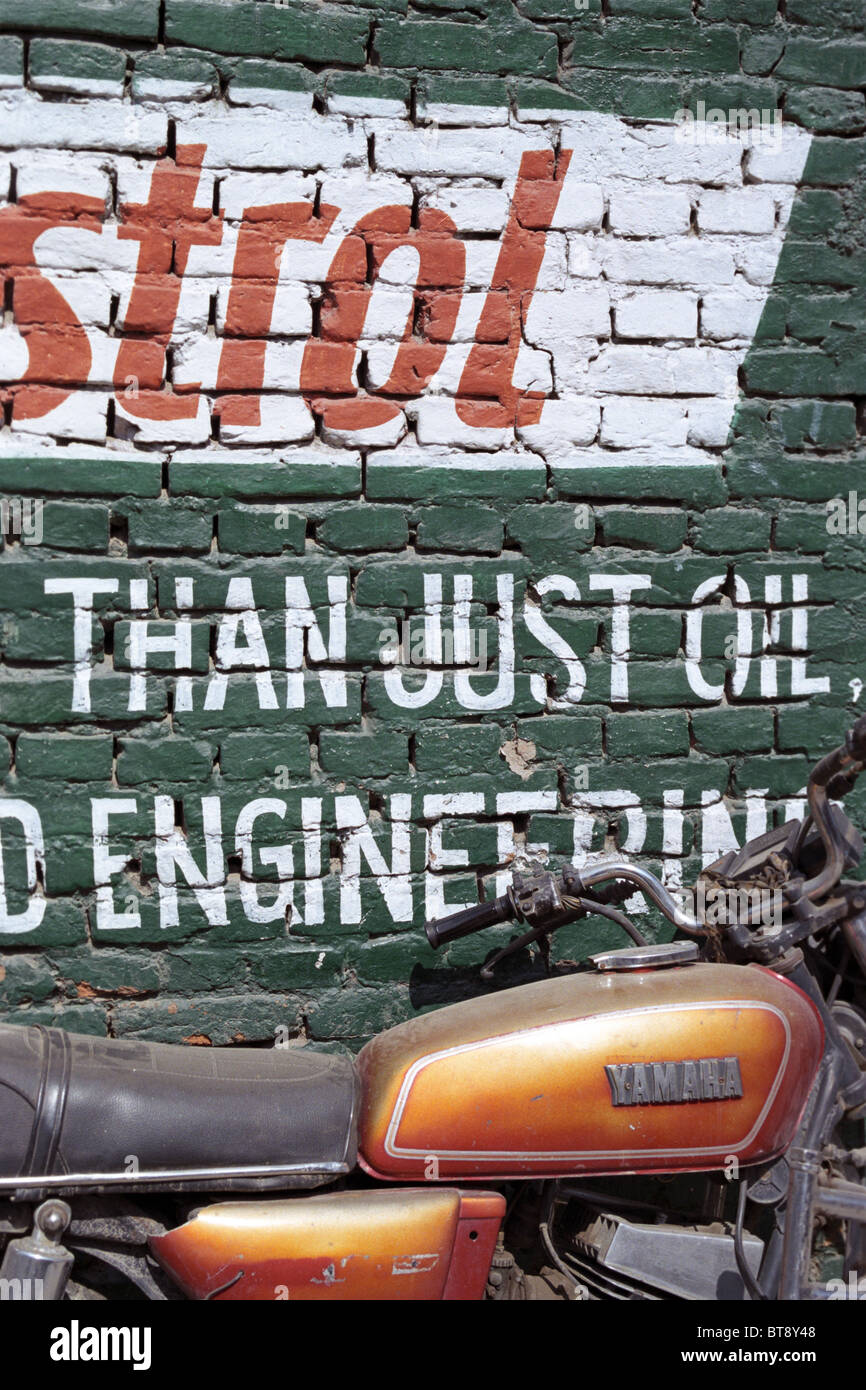 Yamaha und Castrol Zeichen, Kathmandu Stockfoto