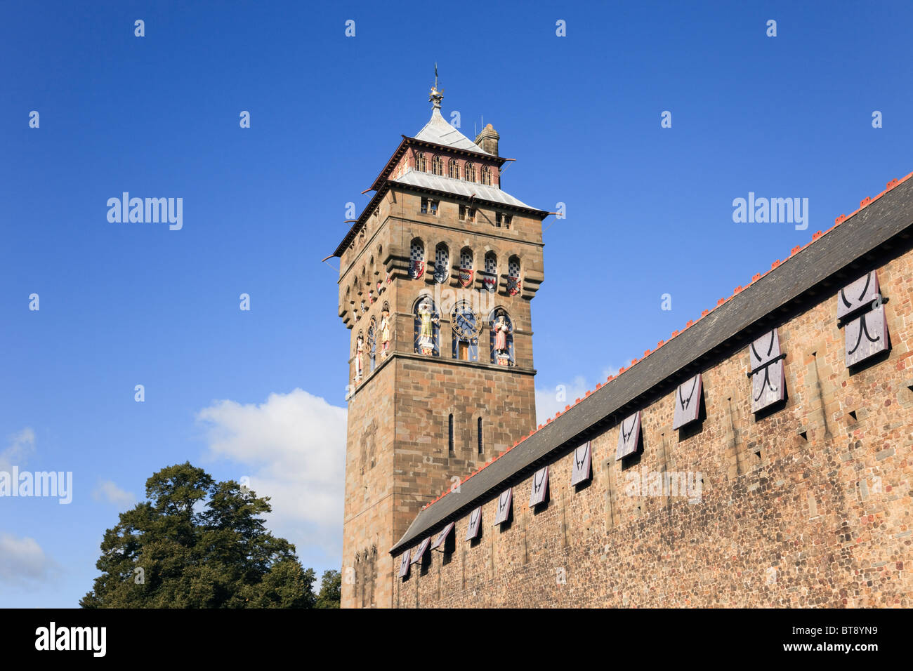 Cardiff, South Glamorgan, Süd-Wales, UK. Cardiff Castle Clock Tower und Wände Stockfoto