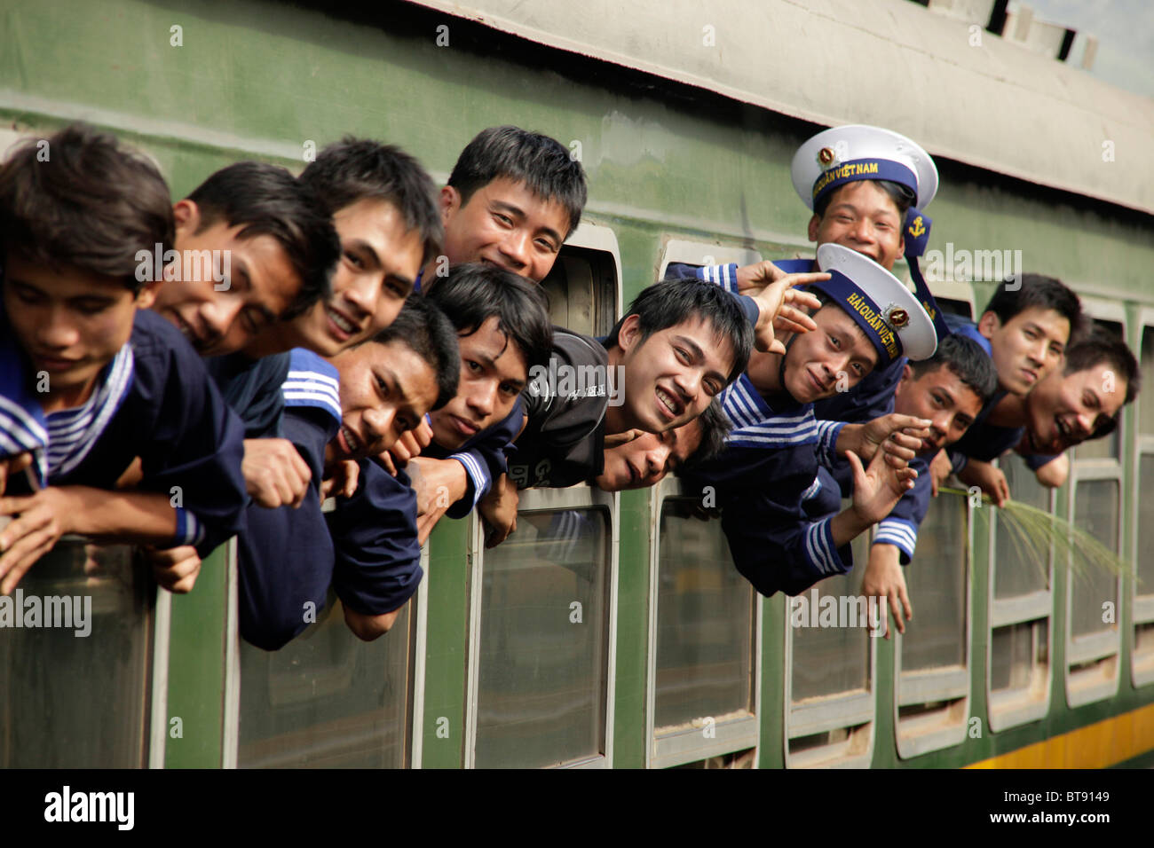 Vietnamesische Seeleute in einem Zug, Zentral-Vietnam, Asien Stockfoto