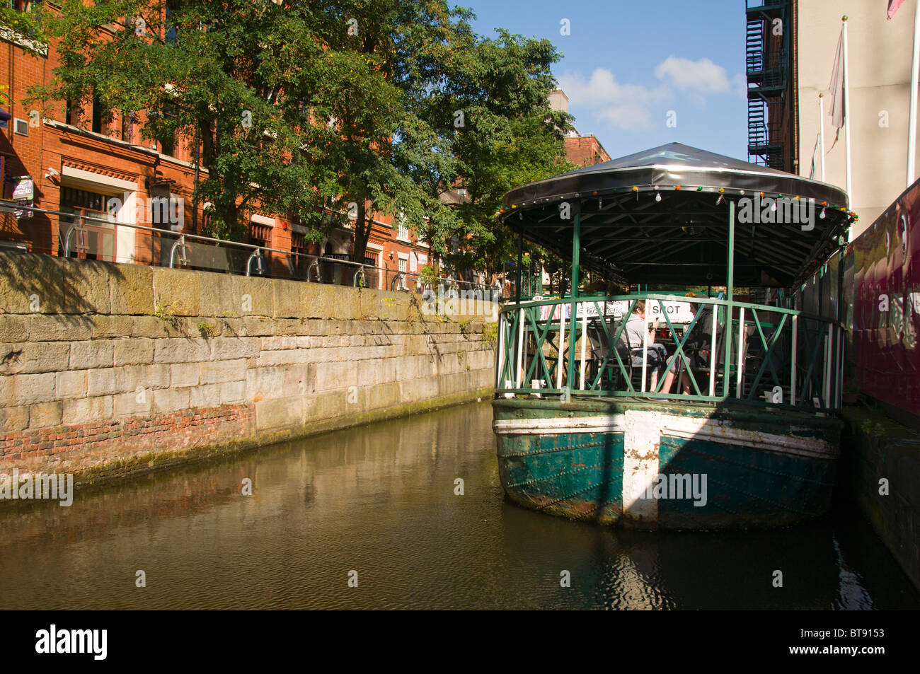 Die Rochdale Kanal mit schwimmenden Bar in der Canal Street, in der Nähe von Stadtzentrum von Manchester.  Manchester, England, Vereinigtes Königreich. Stockfoto