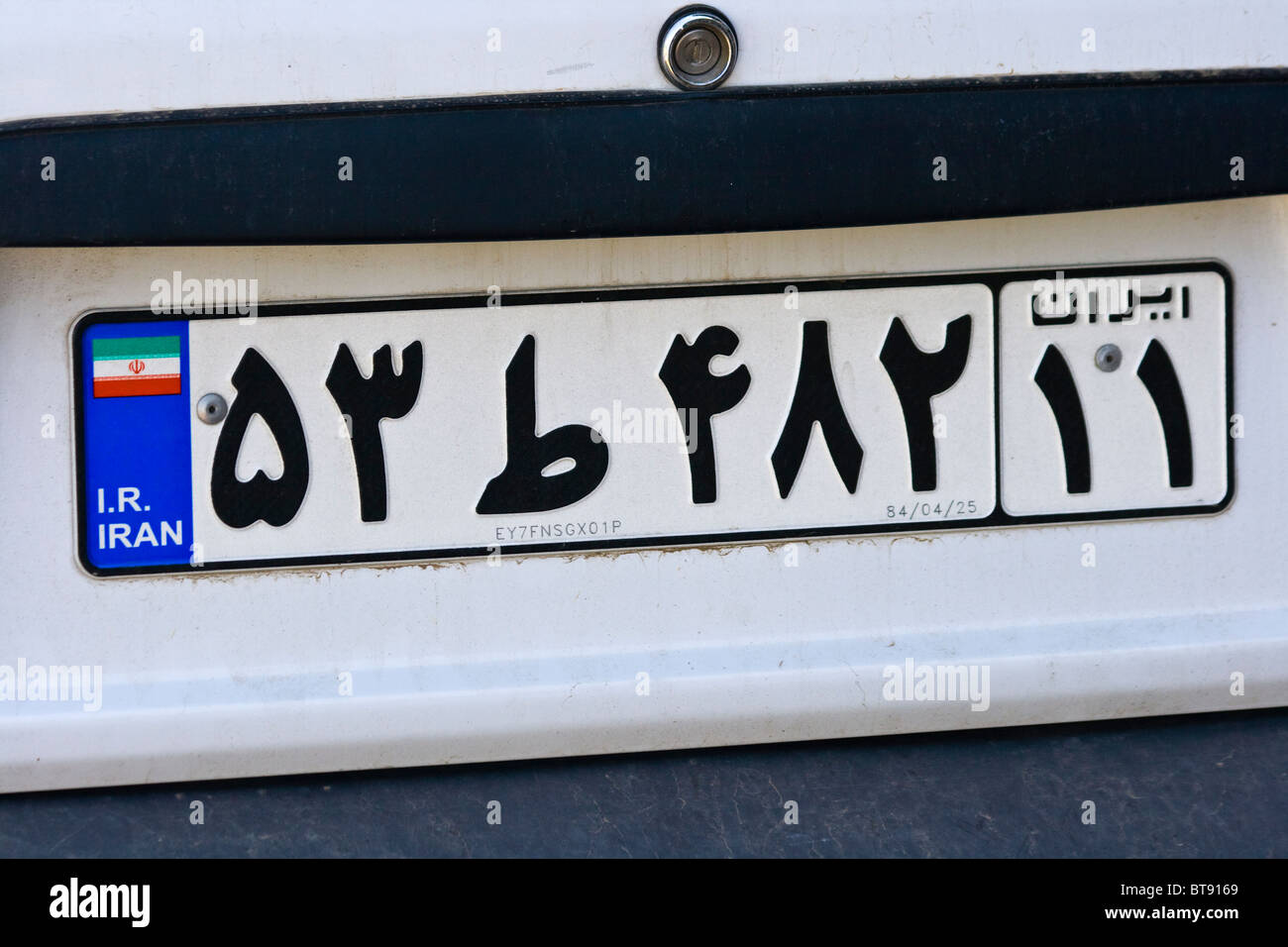 Nummernschild an einem Auto in Mashhad, Iran Stockfoto
