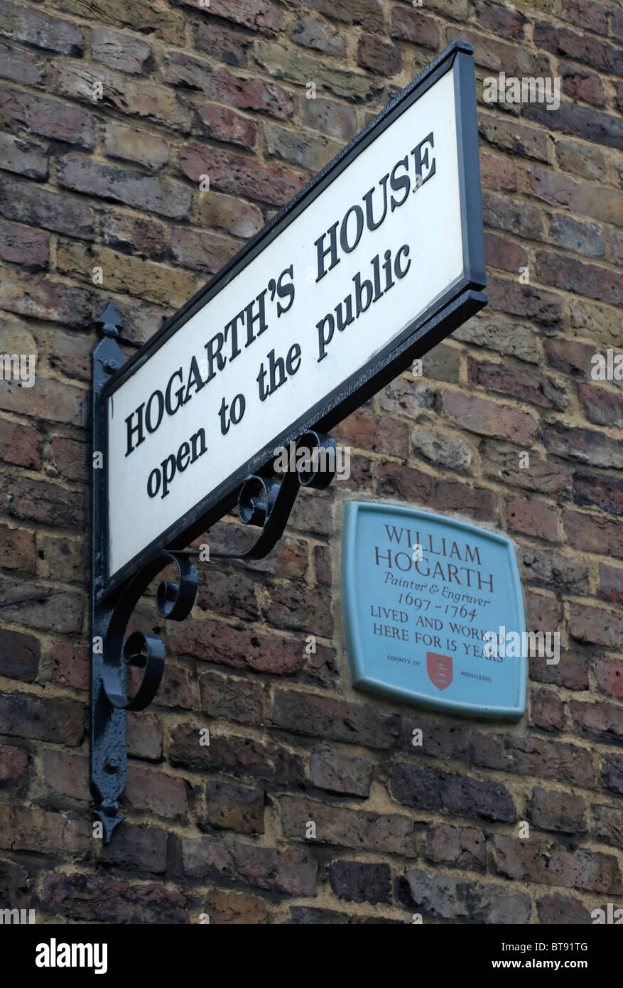 Hogarths Haus offen für die öffentlichen Zeichen und blaue Plakette in der ehemaligen Wohnung des achtzehnten Jahrhunderts Künstlers und Satiriker Stockfoto