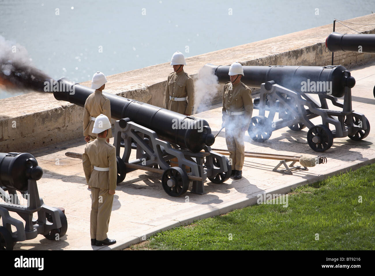 Brennen der Mittag Tag Pistole aus dem salutieren Akku, Barracca Gardens.Valletta Malta Stockfoto