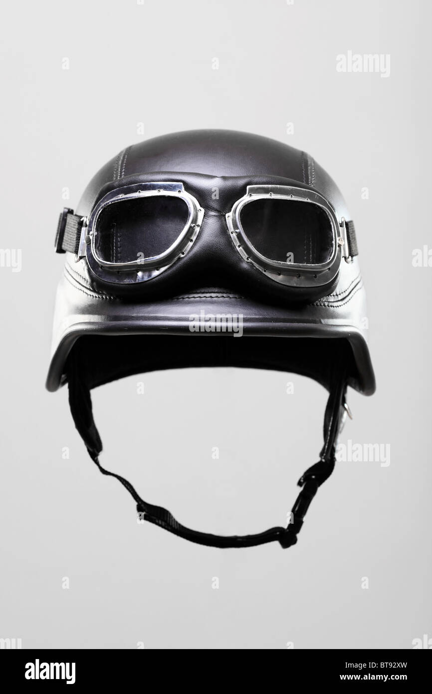 Renaissance-Antiqua uns Armee-Motorrad-Helm mit Brille, auf grauem Hintergrund Stockfoto