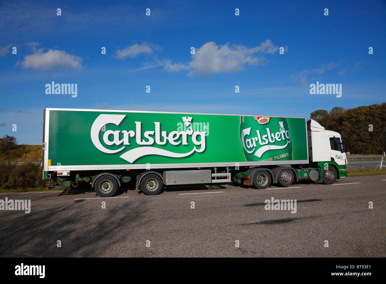 LKW aus der Carlsberg-Brauereien, die Transport von Bier auf der dänischen Autobahn Stockfoto