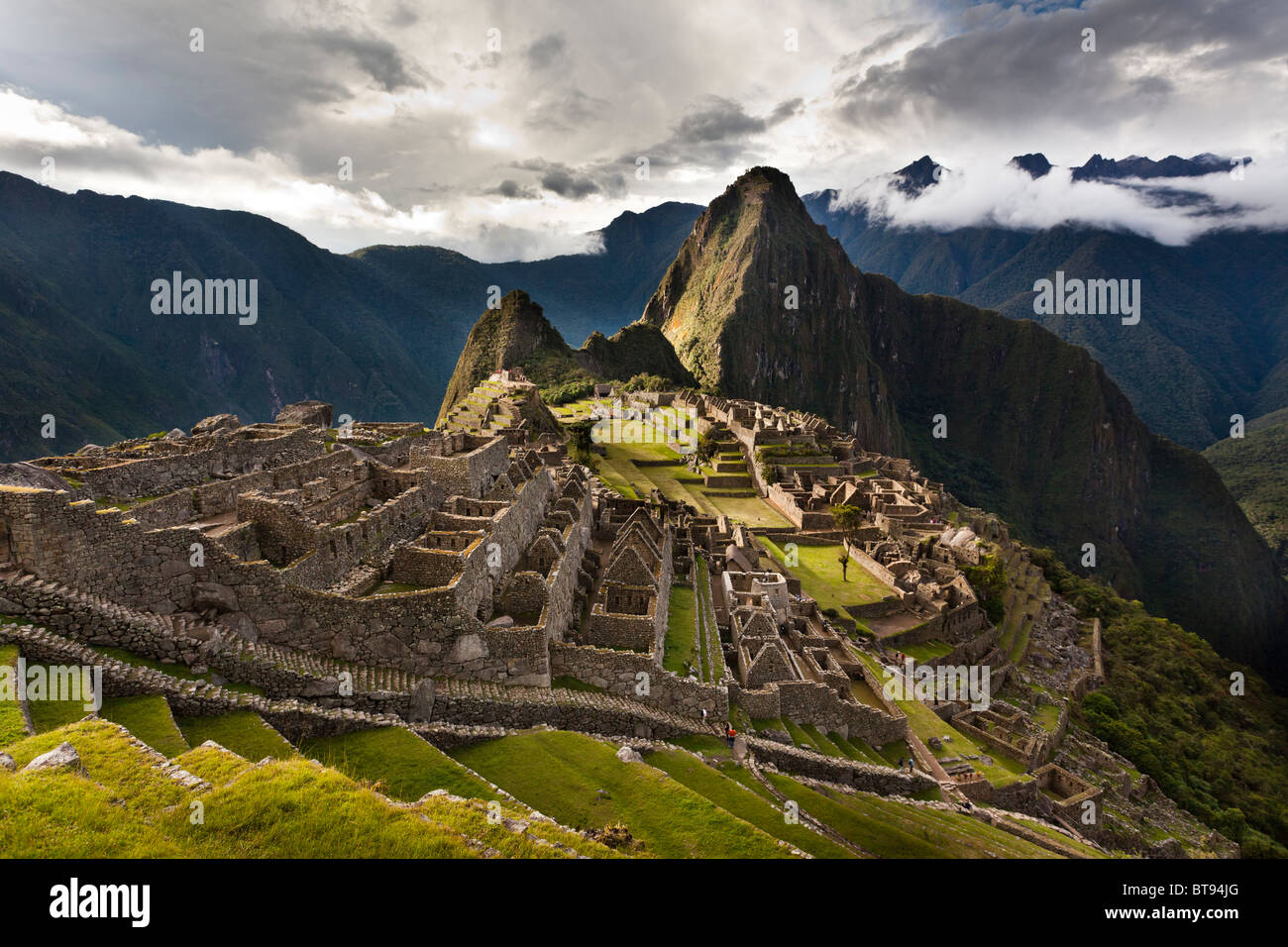 Machu Picchu, die alten "verlorene Stadt der Inkas", CA 1400, 2400 Meter.  Gipfel des Huaynapicchu (junger Berg) in der Ferne Stockfoto