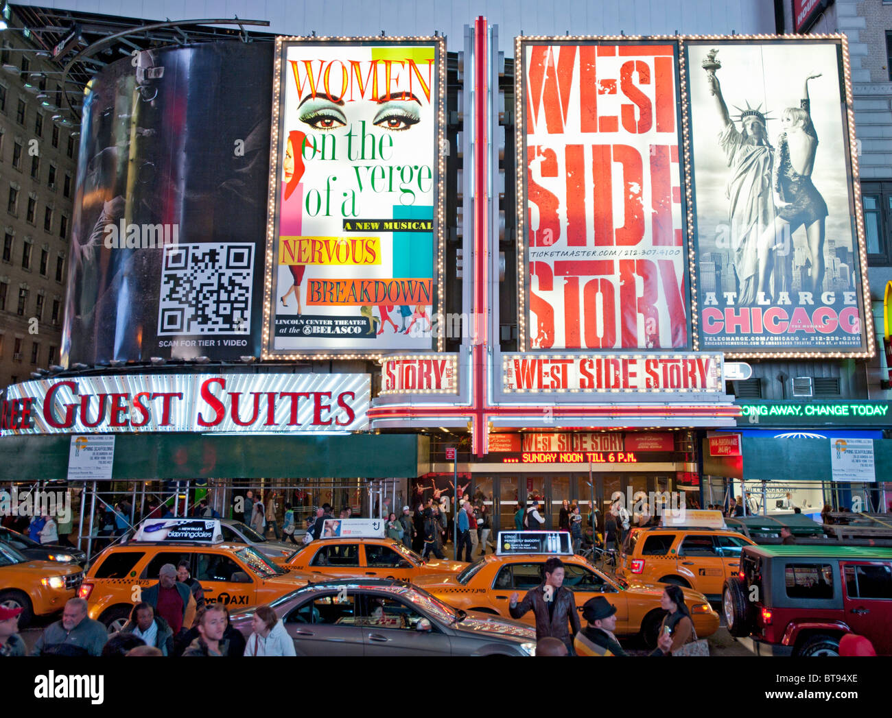 Times Square am Broadway abends auf Manhattan Island New York City USA Stockfoto
