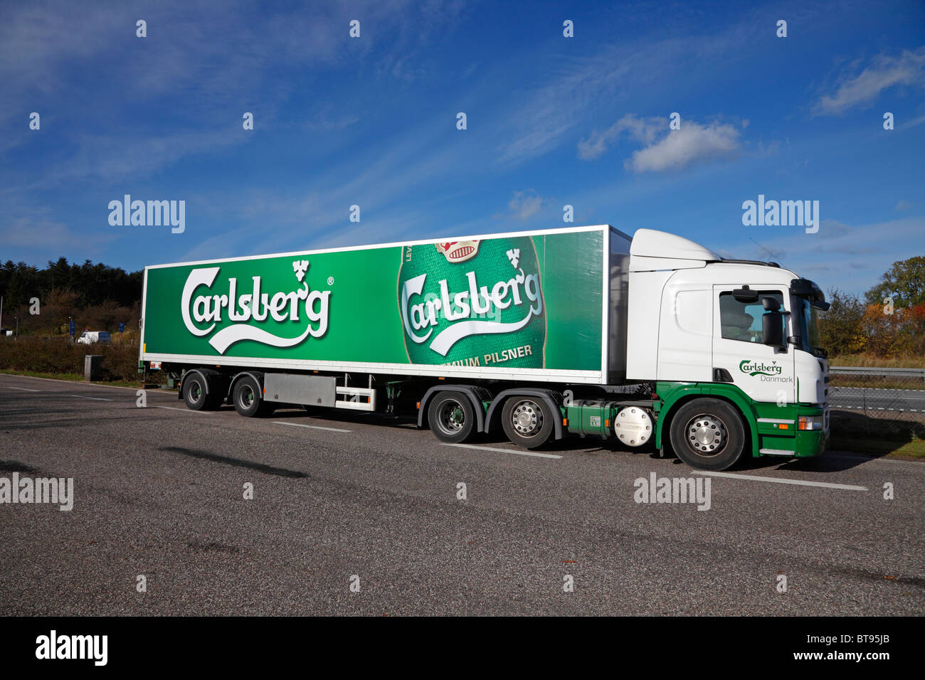 LKW aus der Carlsberg-Brauereien, die Transport von Bier auf der dänischen Autobahn Stockfoto