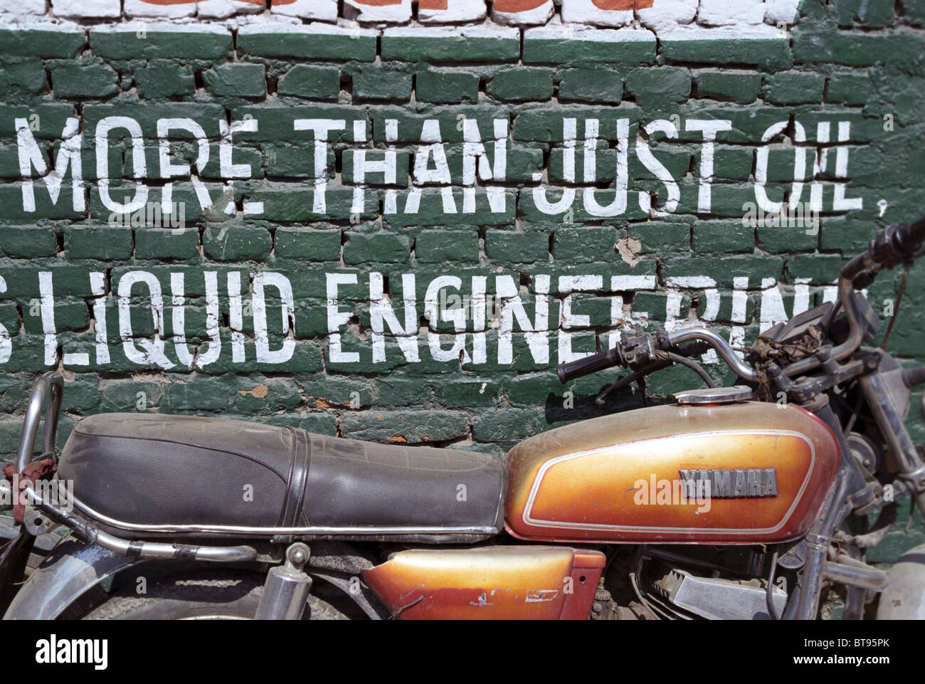 Yamaha und Castrol Zeichen, Kathmandu Stockfoto