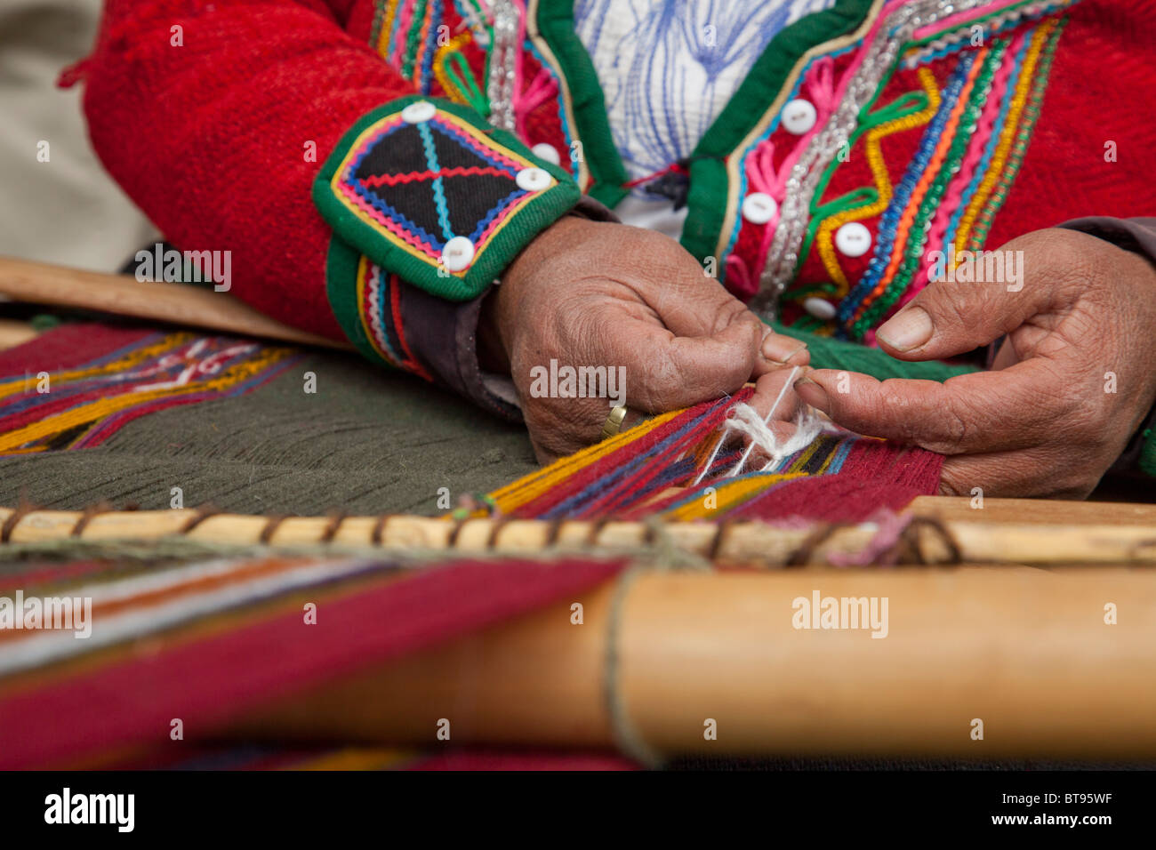 Quechua-Frau arbeitet einen Webstuhl verwendet, um Textilien, Cusco Peru, Südamerika Stockfoto