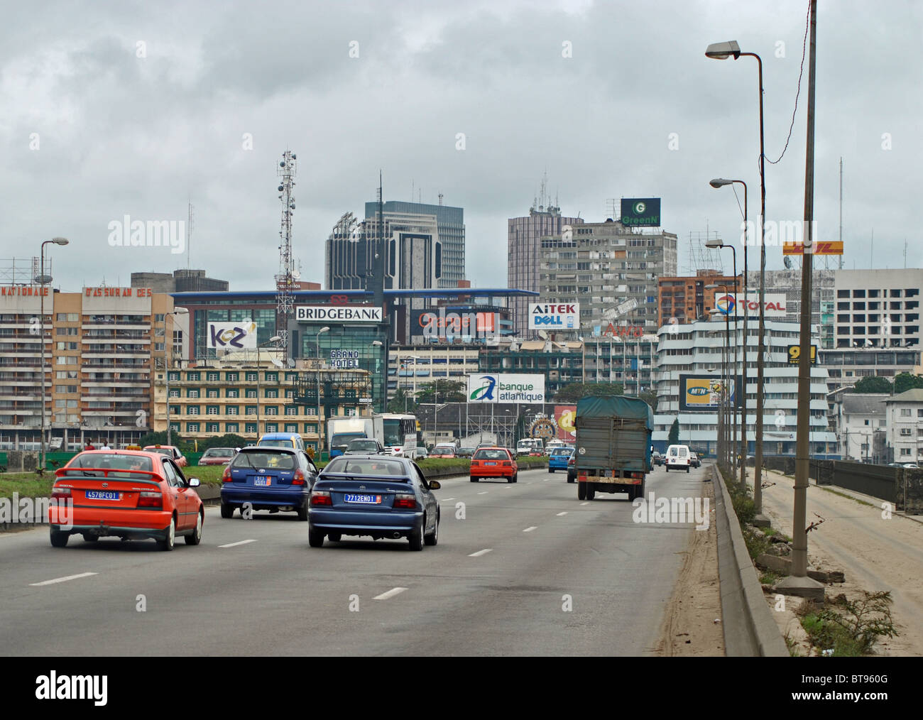 Straße in Abidjan, Elfenbeinküste, Westafrika Stockfoto
