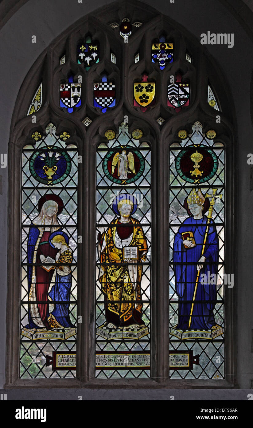 Ein Glasfenster von Ninian Comper Darstellung der Heiligen Anna, Barnabas und Dunstan, Allerheiligen Kirche, Selworthy, Somerset Stockfoto