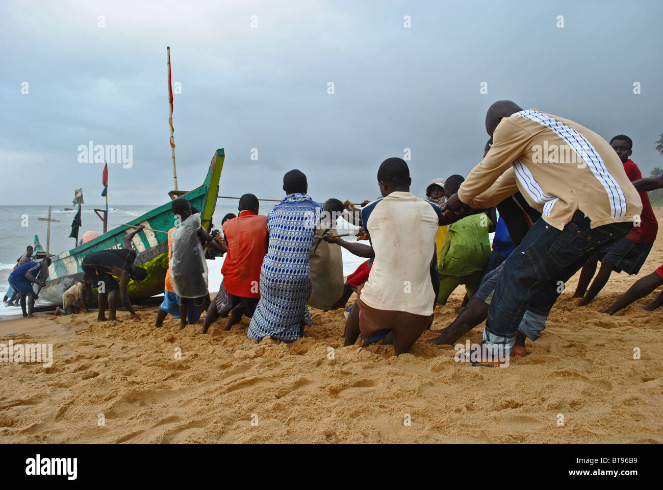 Fischer ziehen in einem Boot auf die jeweils bei Sassandra, Elfenbeinküste, Westafrika Stockfoto