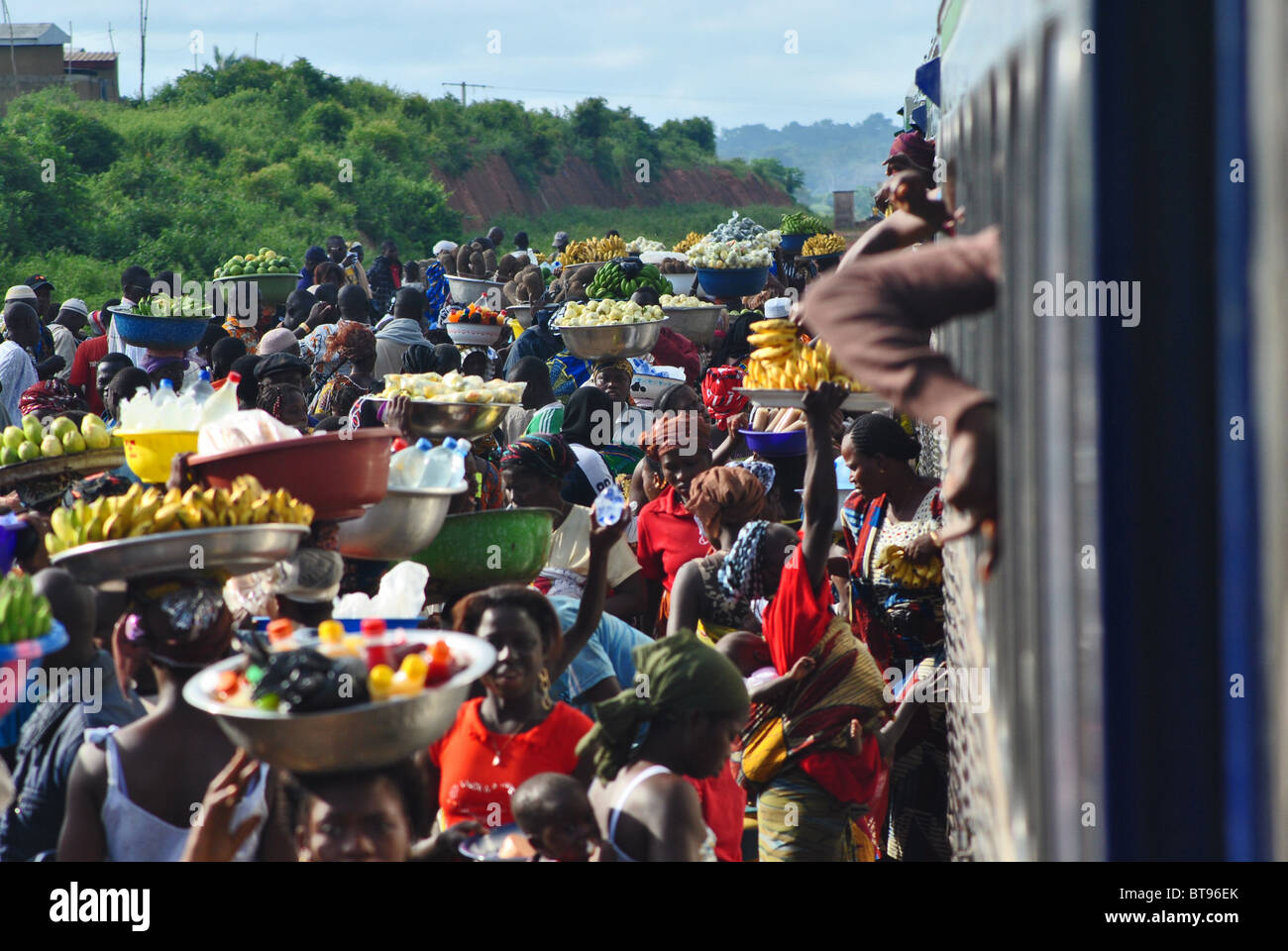 Frauen verkaufen Essen an einem Bahnhof an der Bahnlinie von Ouagadougou (Burkina Faso) nach Abidjan (Elfenbeinküste) Stockfoto