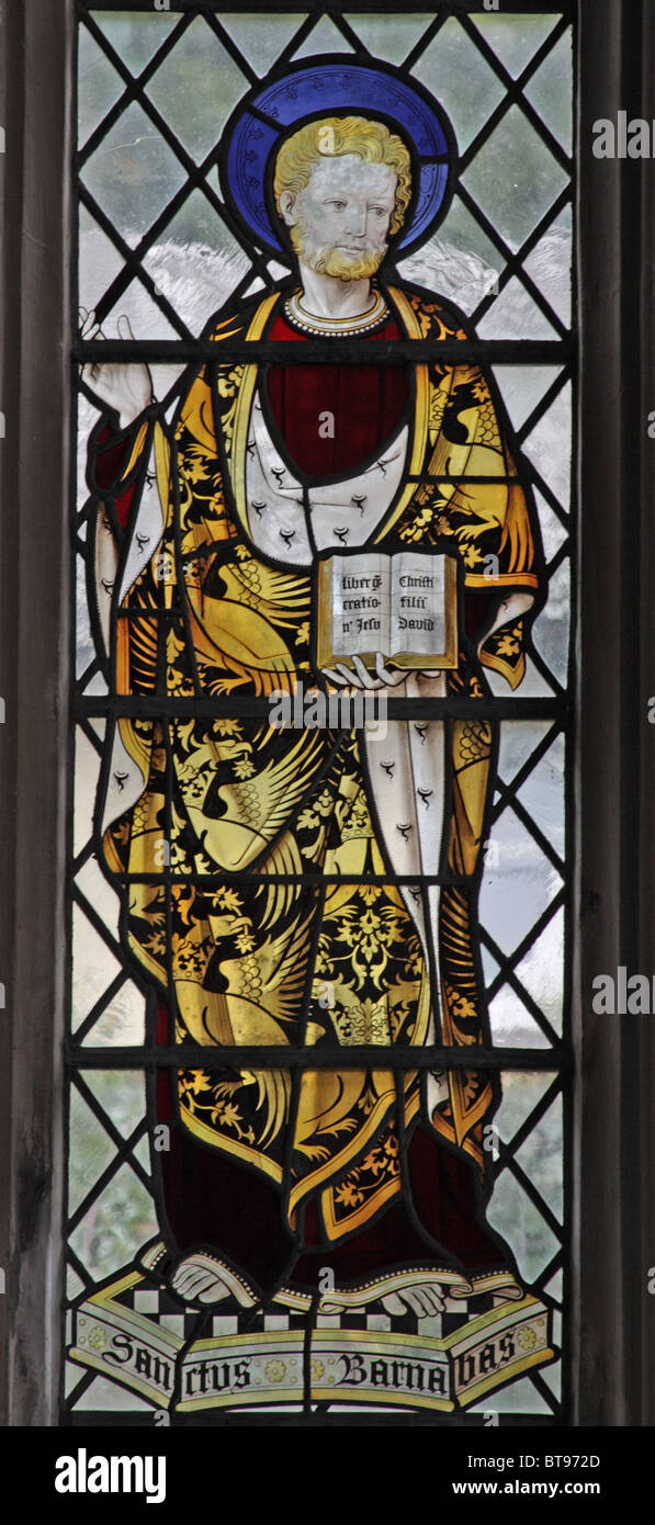 Ein Glasfenster von Sir Ninian Comper Darstellung St. Barnabas, Allerheiligen Kirche, Selworthy, Somerset Stockfoto