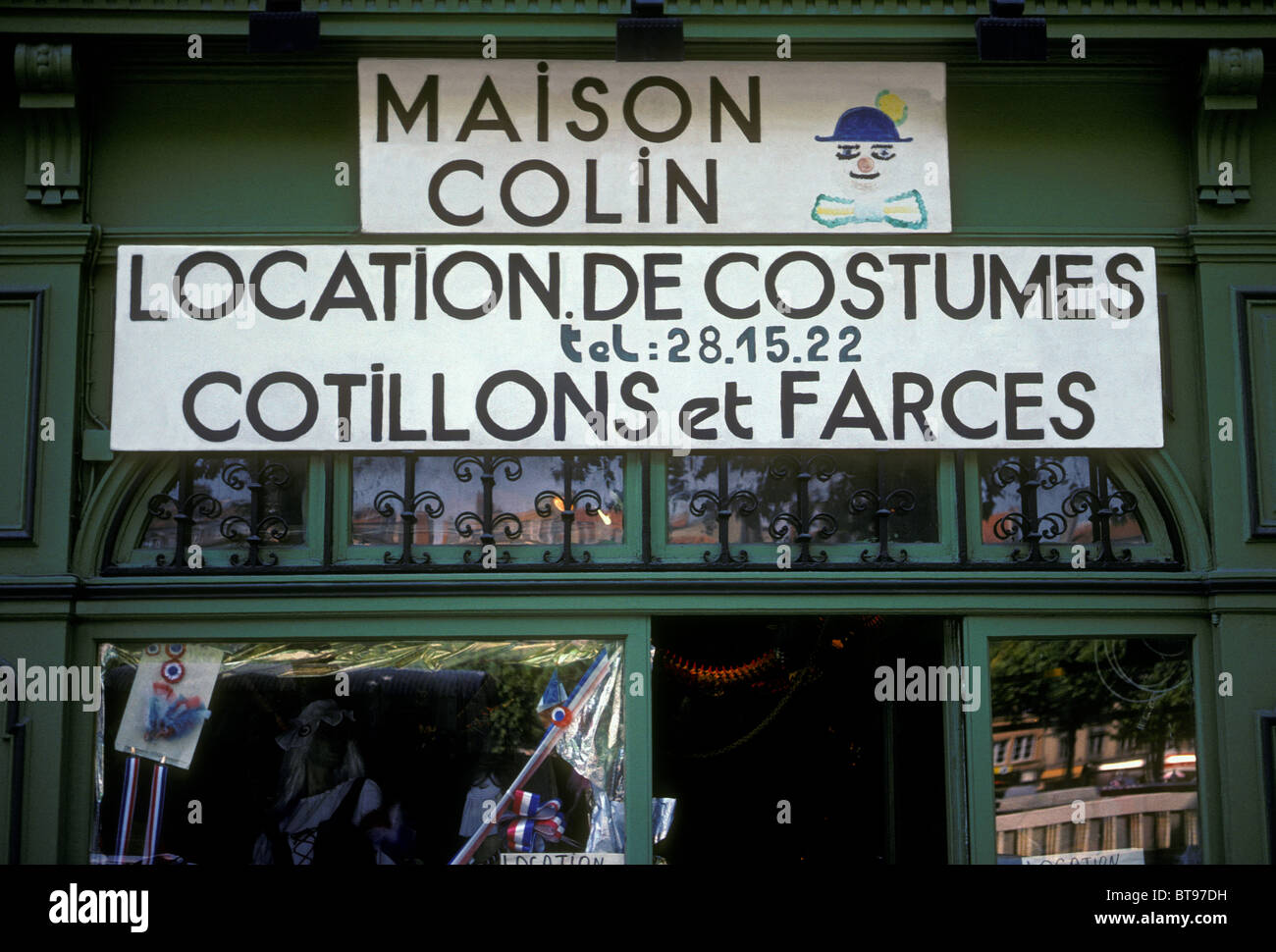 Französische Sprache Zeichen, Zeichen, Storefront, Kostüme, Neuheit, Maison Colin, Stadt Lyon, Lyon, Rhône-Alpes, Frankreich, Europa Stockfoto