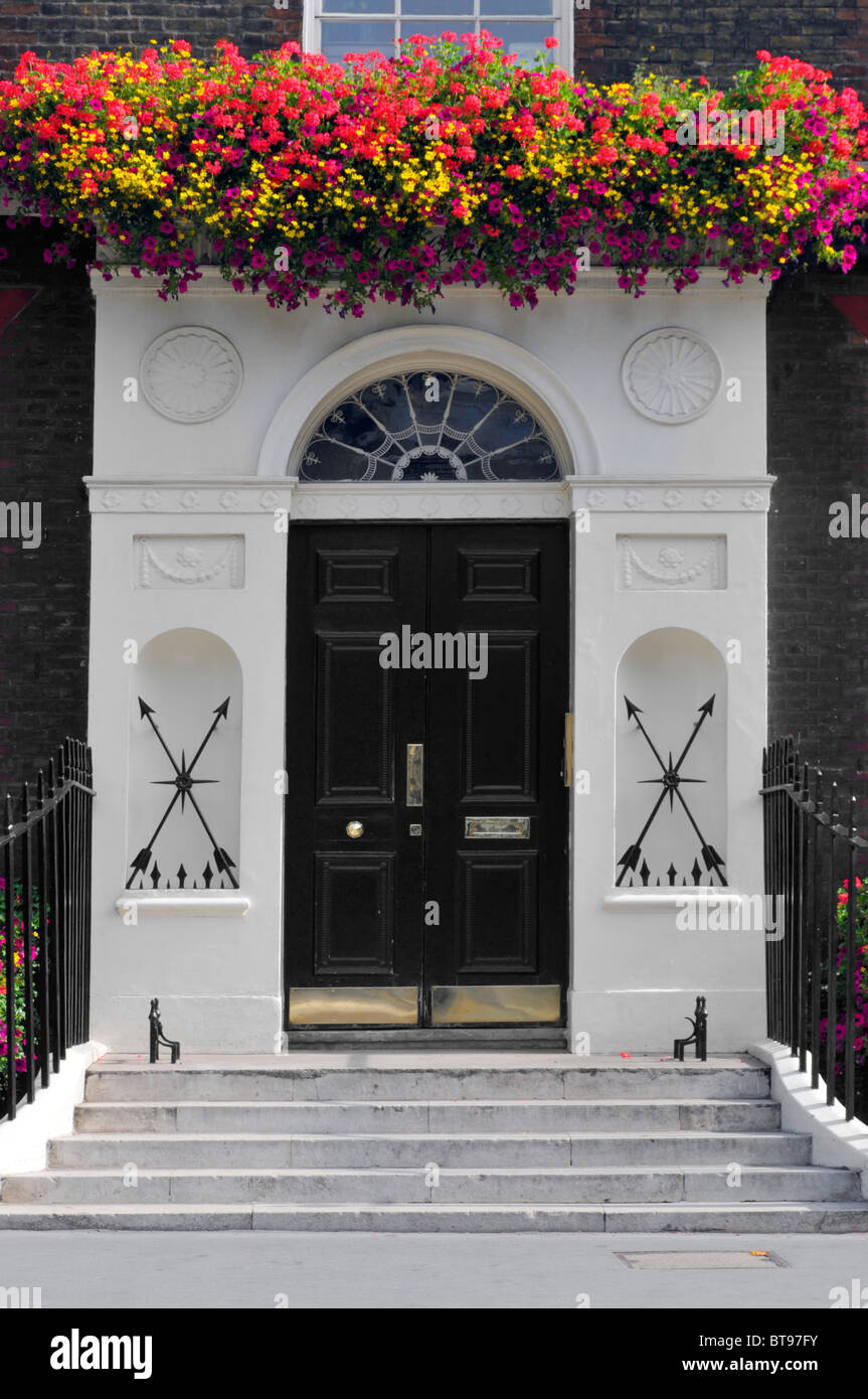 Eingangstür zur Nummer eins Bedford Square London Georgian House umgewandelt in Büros Stockfoto