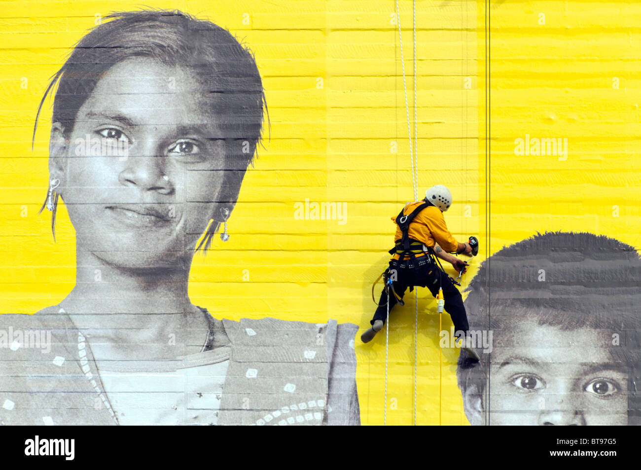Arbeiter, die Befestigung Riesen Fotoposter zum Nationaltheater im Rahmen von Aviva "Sie sind The Big Picture" globale Werbekampagne Stockfoto