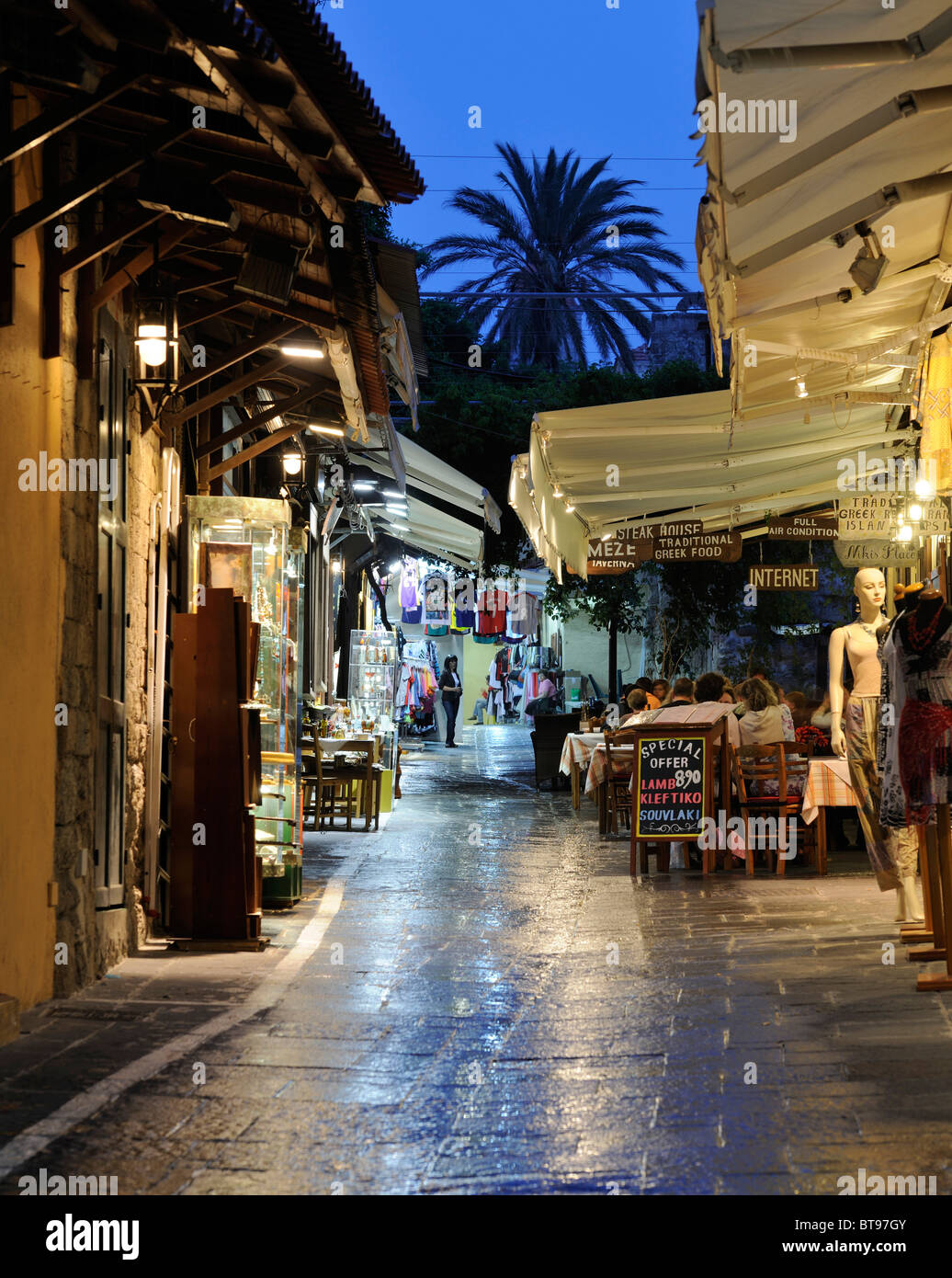 Street, Odos agisandrou mit Geschäften und Tavernen, Rhodos Stadt, Rhodos, Griechenland, Europa Stockfoto