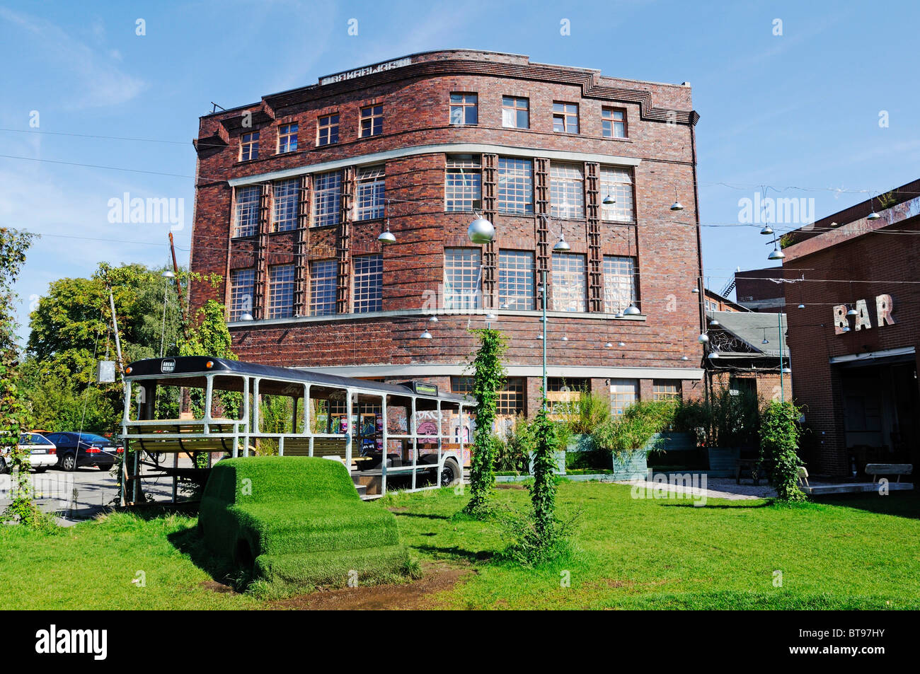 Kunst vor dem Atelierhaus am Flutgraben Kanal bauen, zuletzt Grenzposten der DDR, Berlin-Treptow Stockfoto