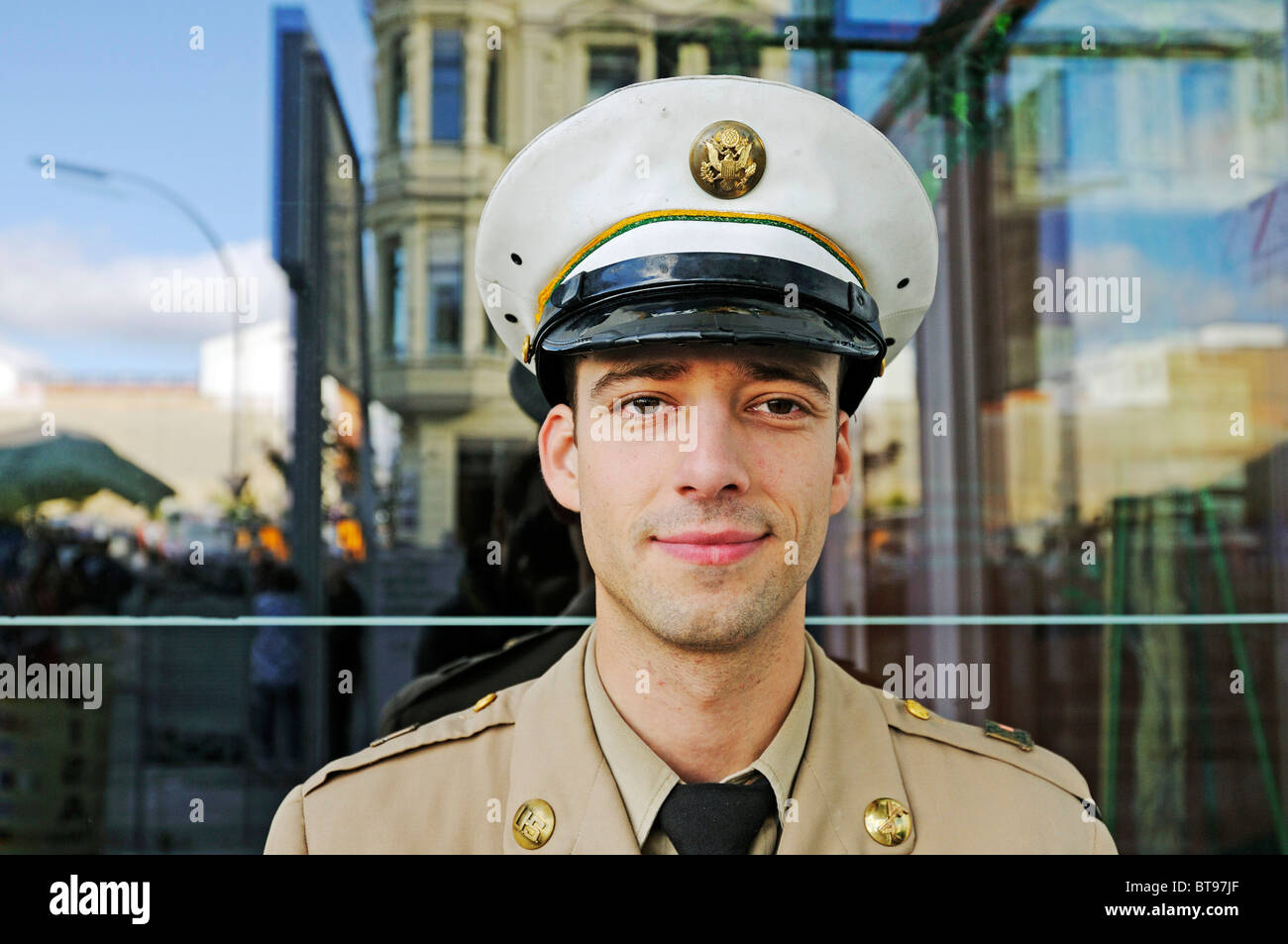 Drama-Student in der Uniform eines amerikanischen Soldaten posieren für Touristen am Checkpoint Charlie, Deutschland, Europa Stockfoto