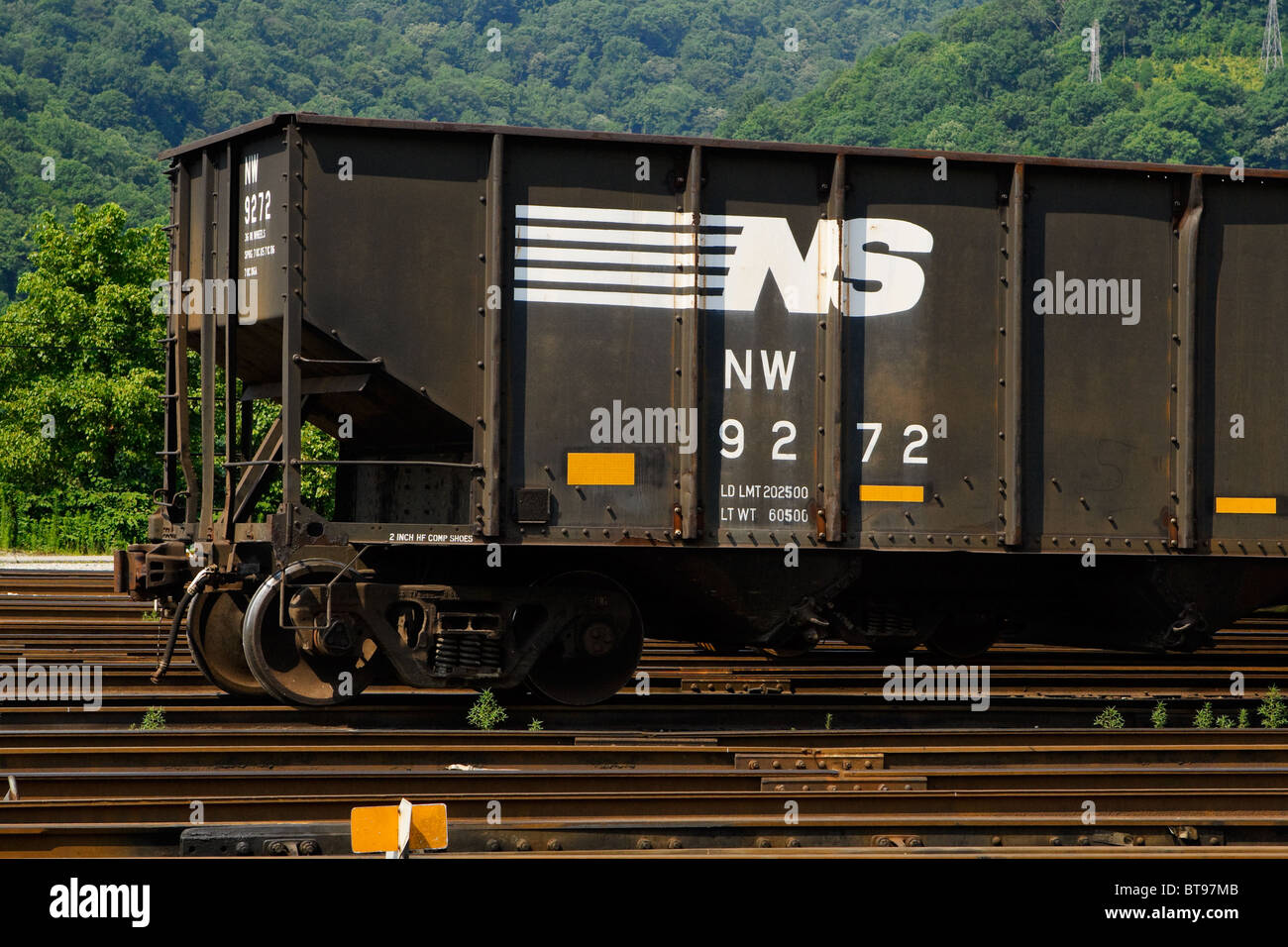 Nahaufnahme eines Norfolk Southern Kohle Autos in Dickinson Schiene Hof in der Nähe von South Charleston, West Virginia an einem dunstigen, Tag. Stockfoto