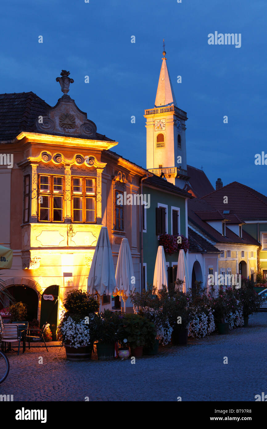 Altes Haus mit Fenster Bucht auf dem Rathausplatz, katholische Kirche, Rust am Neusiedler See, Burgenland, Österreich, Europa Stockfoto
