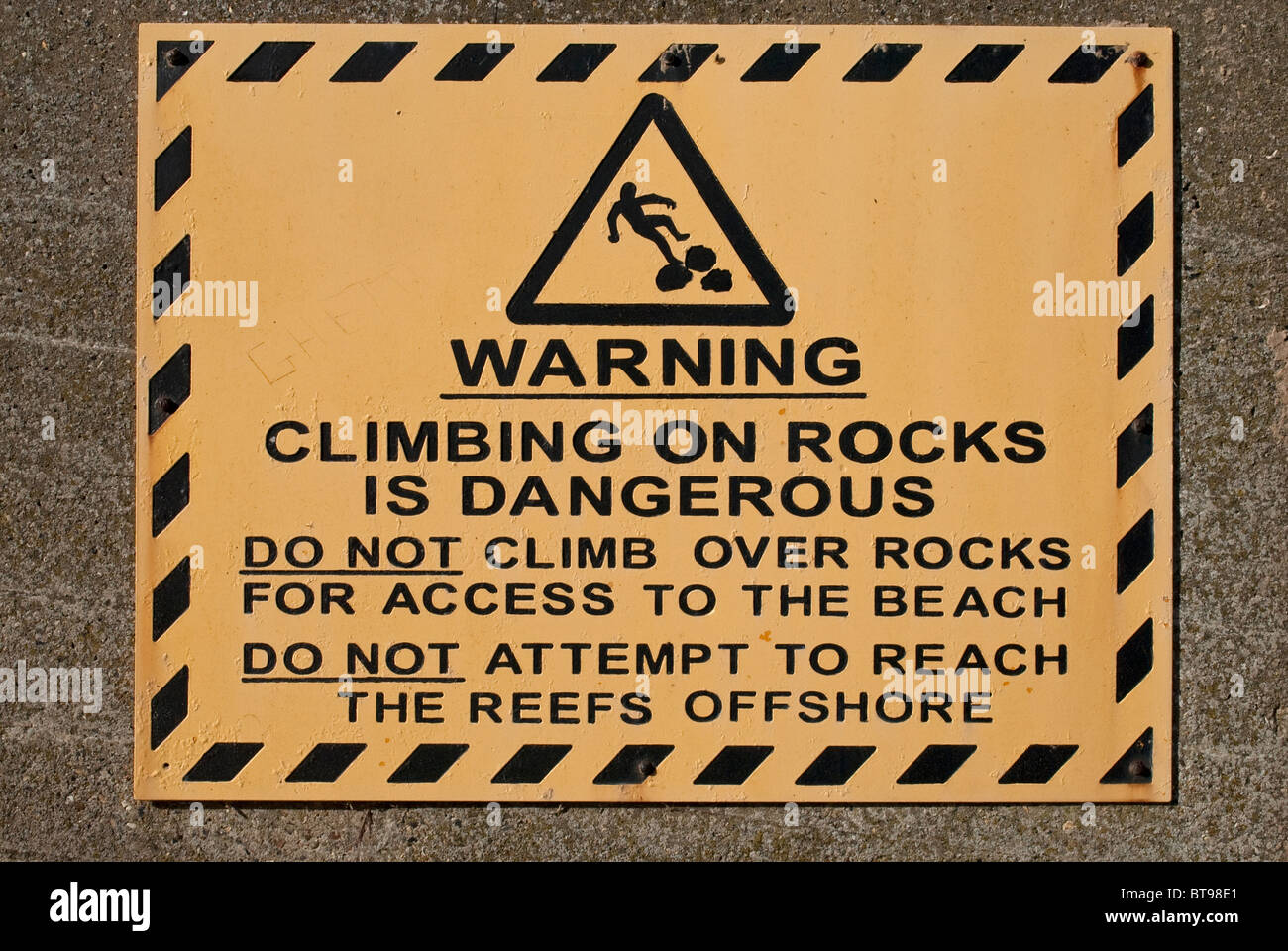 Warnschild "Klettern auf Felsen ist gefährlich". Stockfoto