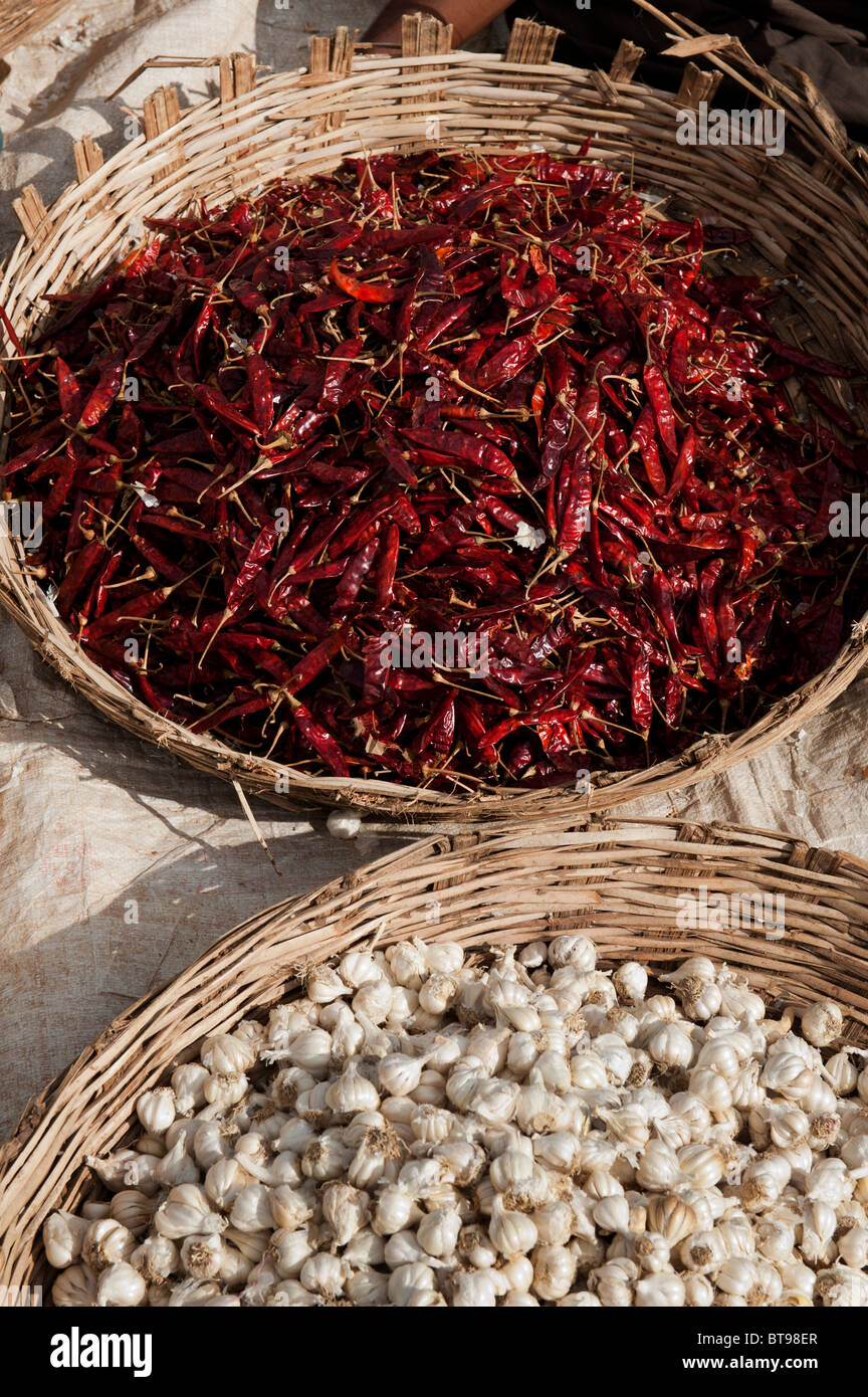 Körbe mit Knoblauch und getrocknete rote Chilischoten in einem indischen Markt. Puttaparthi, Andhra Pradesh, Indien Stockfoto