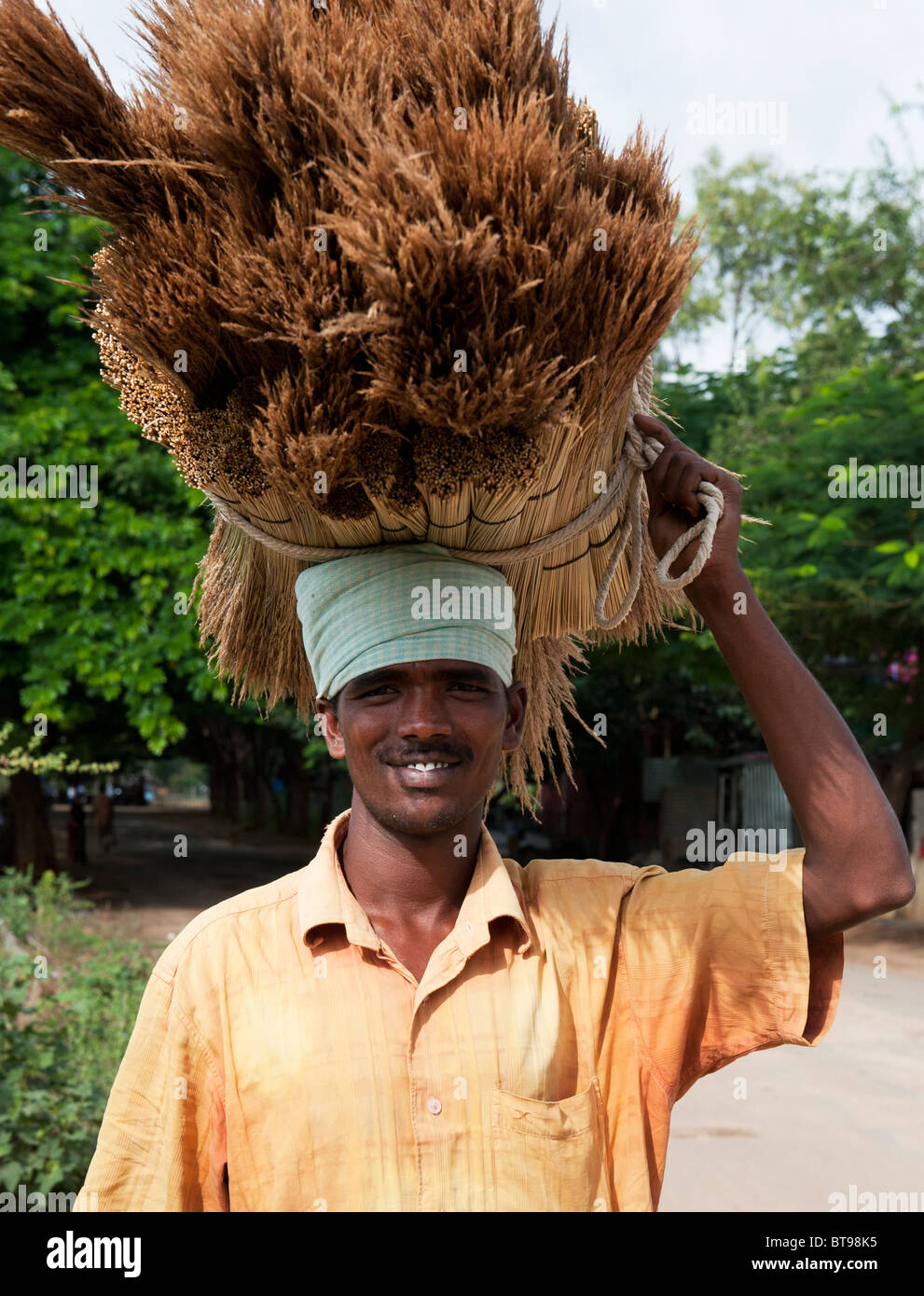 Inder verkaufen handgefertigte Bürsten, Balancieren auf den Kopf. Andhra Pradesh, Indien Stockfoto