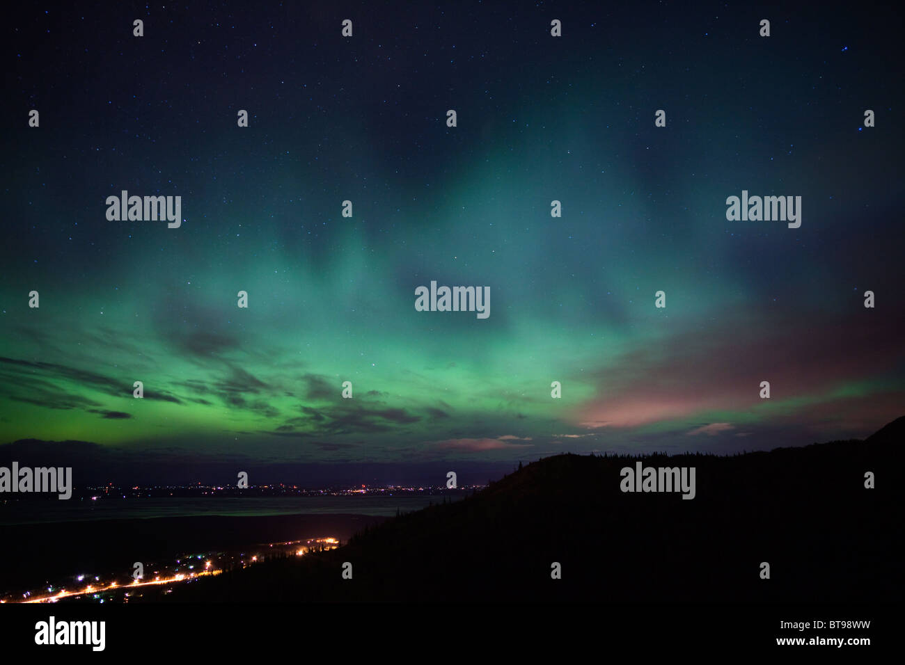 Aurora Borealis über Städte in Yunan Alaska, Eagle River und Wasilla, AK Stockfoto
