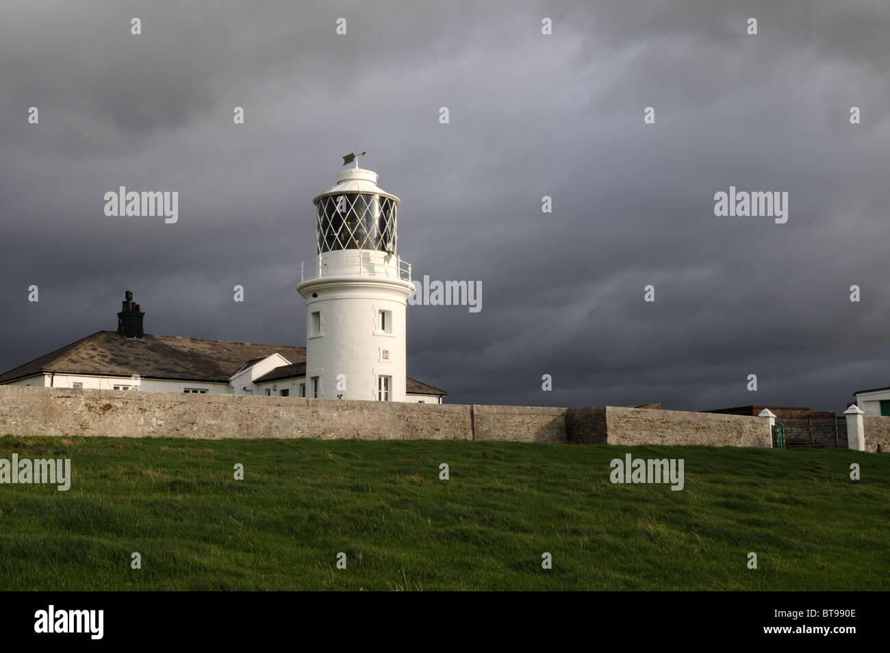 Dramatische Gewitterhimmel über St. Bees Head Lighthouse Fleswick Bay Cumbria England UK GB Stockfoto