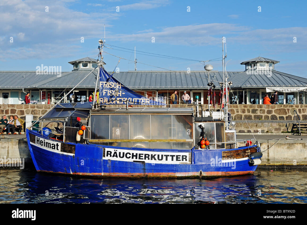 Verkauf von frischem und geräuchertem Fisch auf dem Rauchen Cutter in der Ostsee resort Sassnitz, Halbinsel Jasmund, Insel Rügen Stockfoto