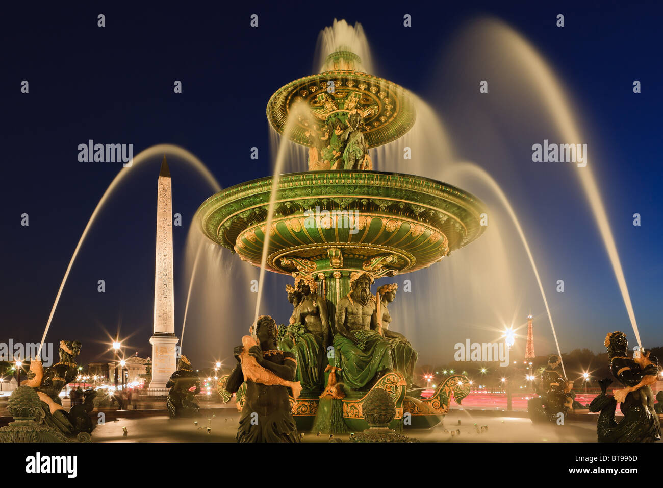 Blaue Stunde am Place De La Concorde, mit der Obelisik und der Eiffelturm in Paris Stockfoto