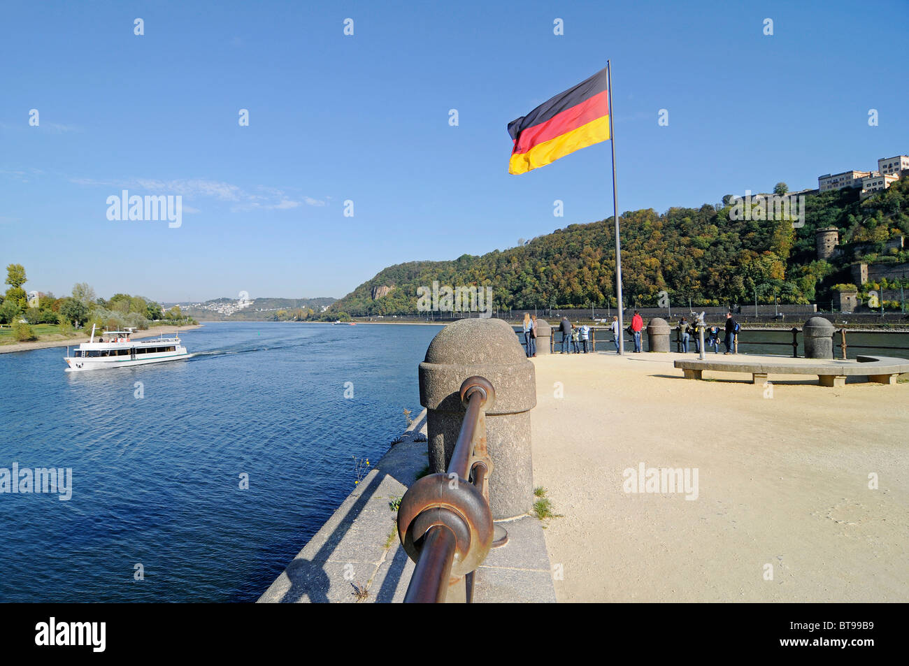 Ausflugsschiff, staatliche Fahnen Flaggen, Deutsches Eck, Deutsches Eck, Mosel, Rhein, Zusammenfluss, UNESCO-Welterbe Stockfoto