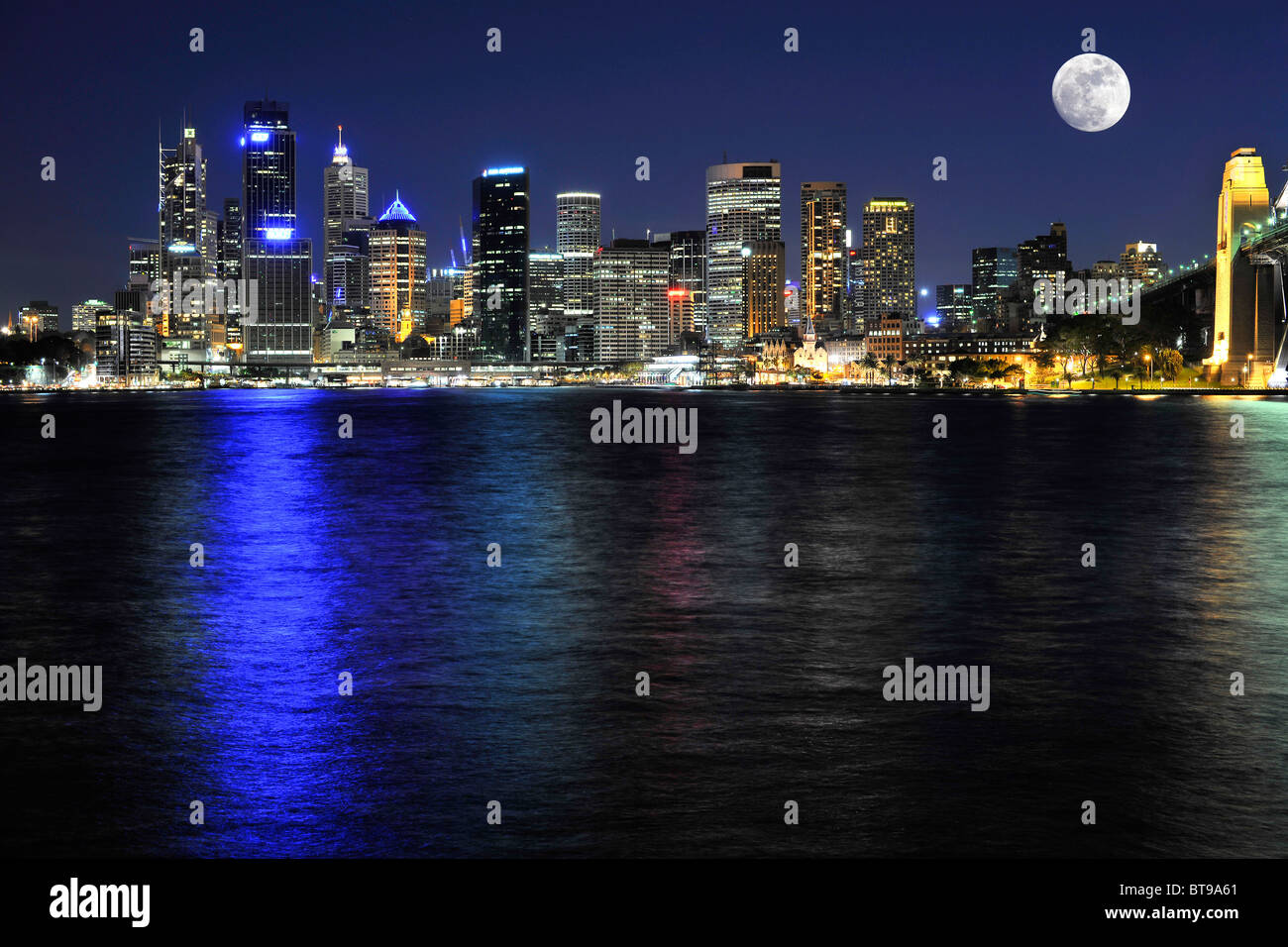 Blick auf Sydney Cove mit einem Vollmond, Circular Quay, Hafen Sydney Skyline, Central Business District, Nacht, Sydney Stockfoto