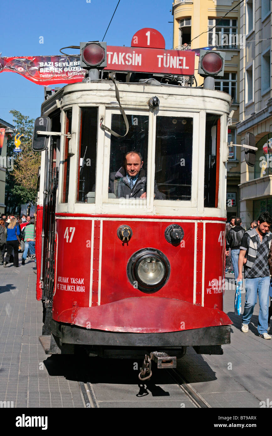 Die altmodische Straßenbahn auf Istanbuls wichtigste Istiklal Caddesi shopping Straße laufen vom Taksim-Platz Stockfoto