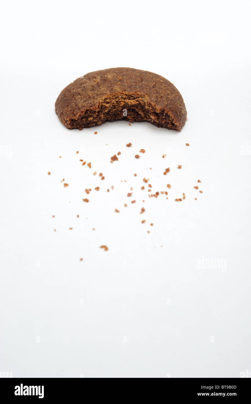 Nahaufnahme der angebissene Schokolade Keks isoliert auf weißem Hintergrund mit Krümel Stockfoto
