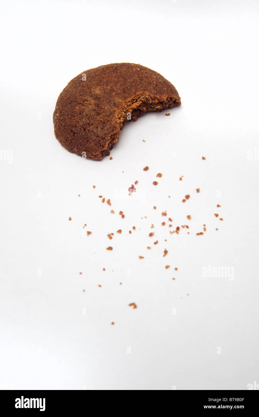 Nahaufnahme von gebissen Schoko-Cookie isoliert auf weißem Hintergrund mit Krümel Stockfoto