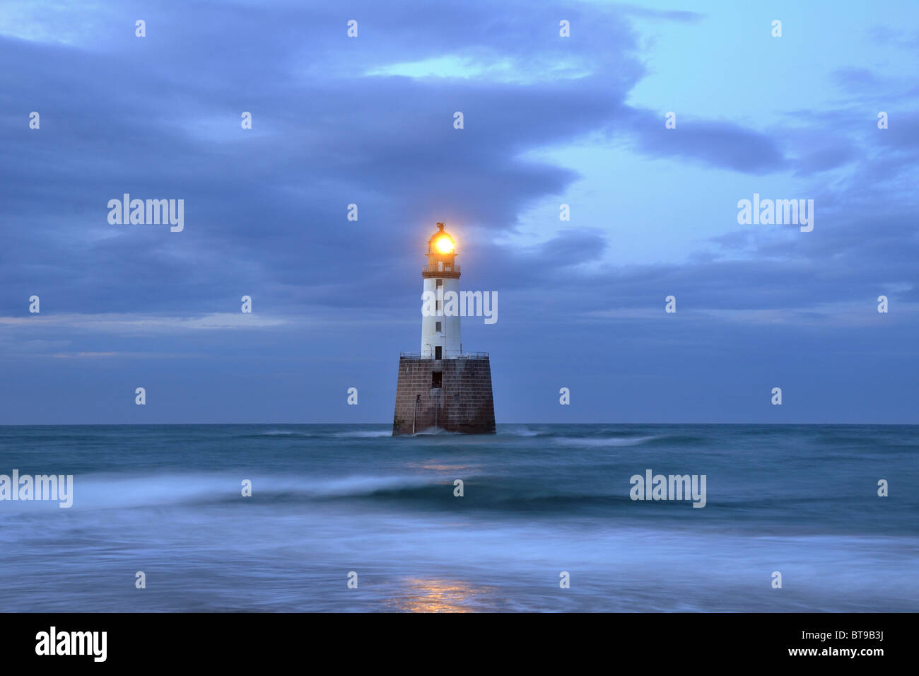 Rattray Head Leuchtturm in der Abenddämmerung, Aberdeenshire, Schottland Stockfoto